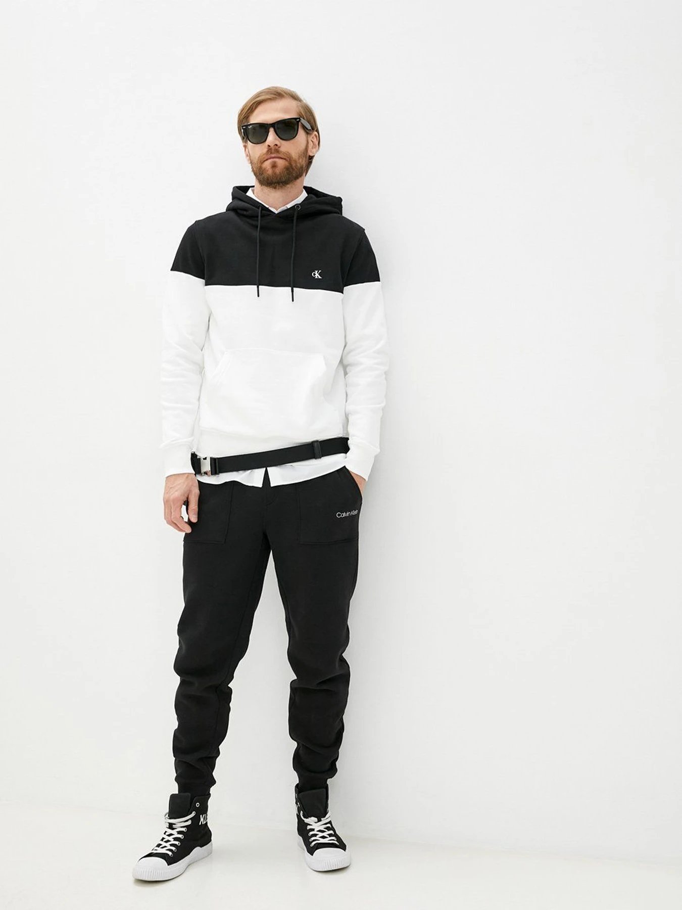 Светри та кардигани Calvin Klein Jeans Colorblock Shadow Logo модель J30J319364_BEH Светри та кардигани Calvin Klein Jeans Colorblock Shadow Logo модель J30J319364_BEH Фото