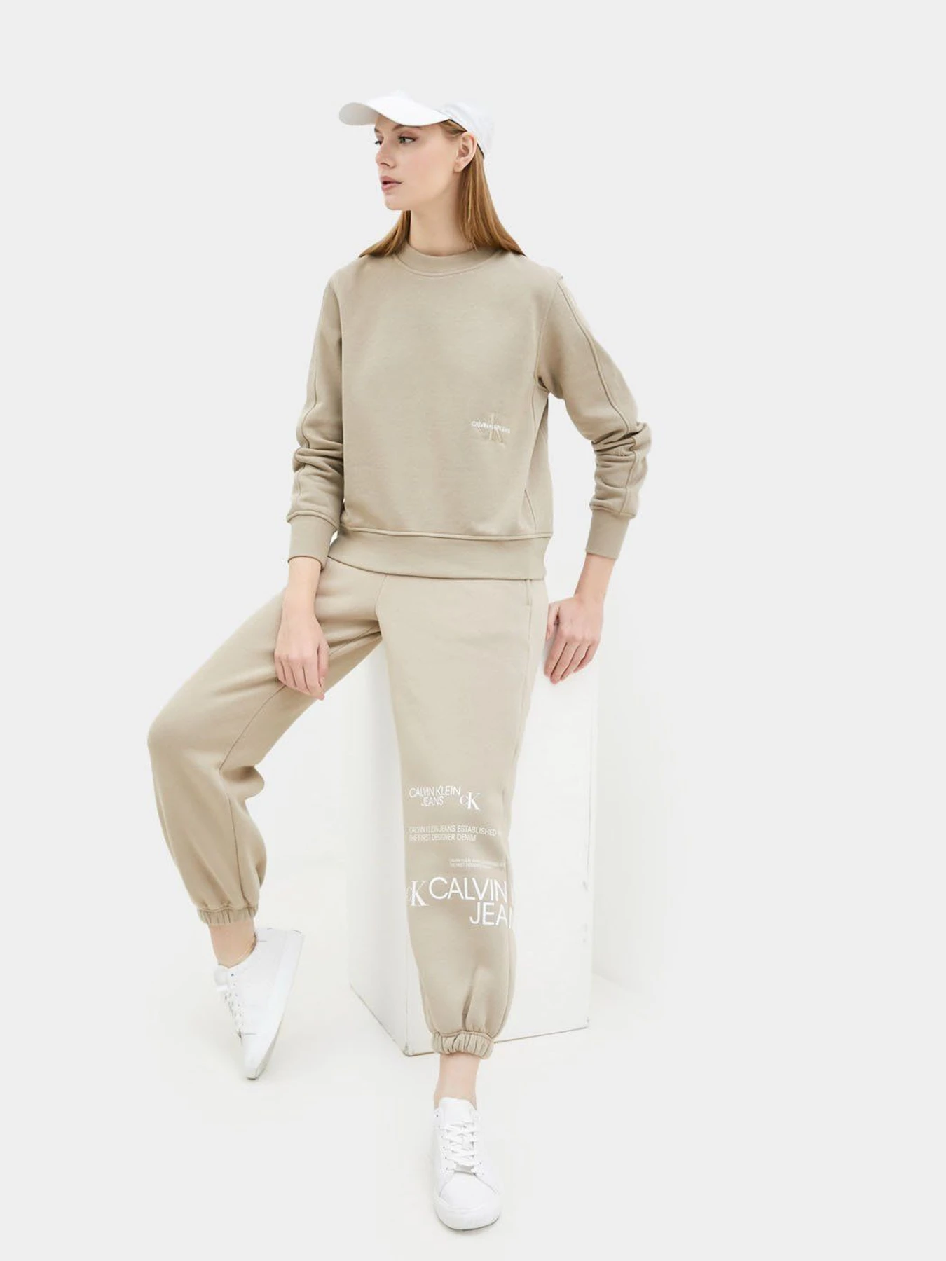 Худи и свитшоты Calvin Klein Jeans модель J20J216235_PBF Худи и свитшоты Calvin Klein Jeans модель J20J216235_PBF Фото