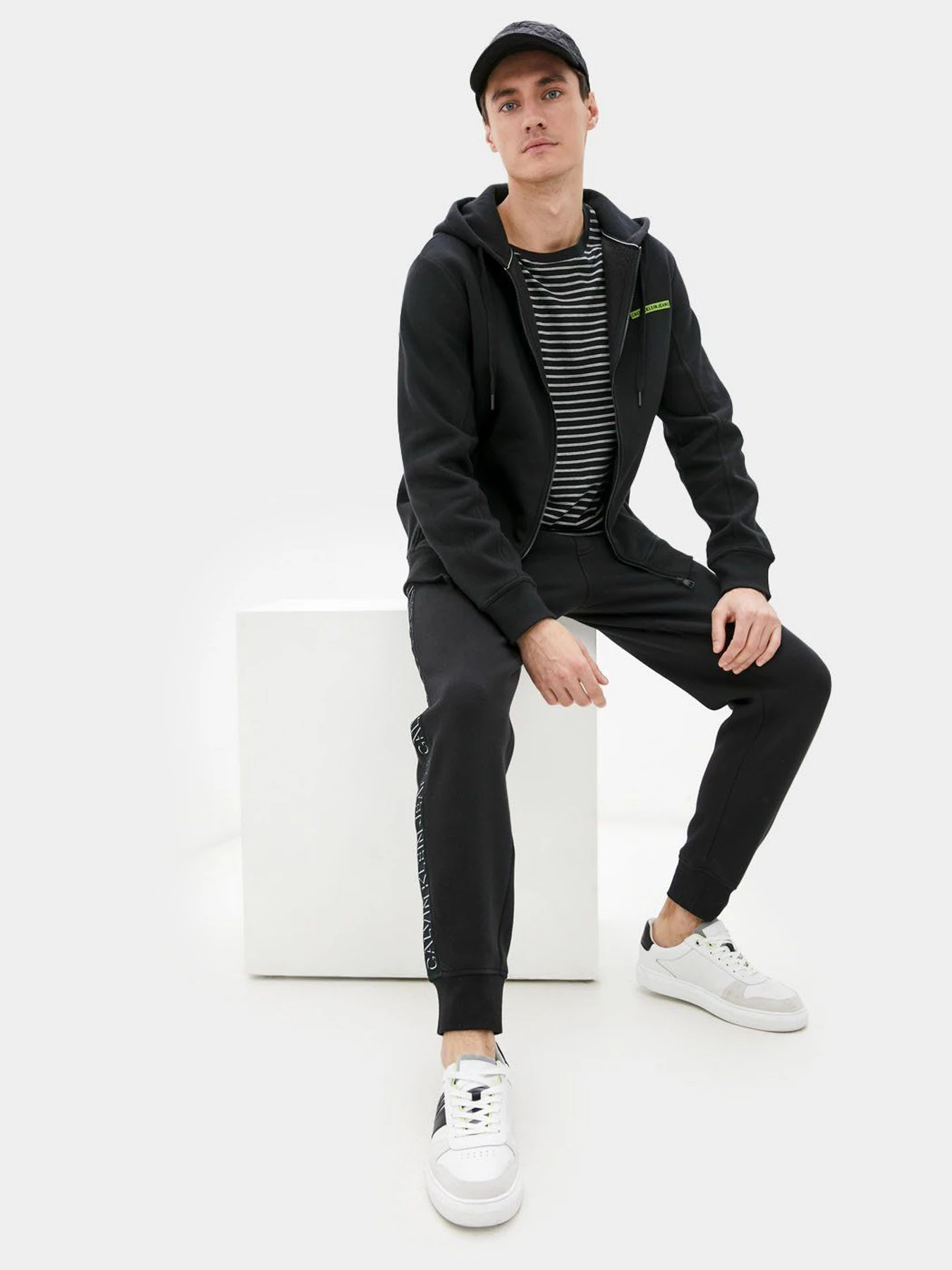 Брюки Calvin Klein Jeans модель J30J318595_BEH Брюки Calvin Klein Jeans модель J30J318595_BEH Фото