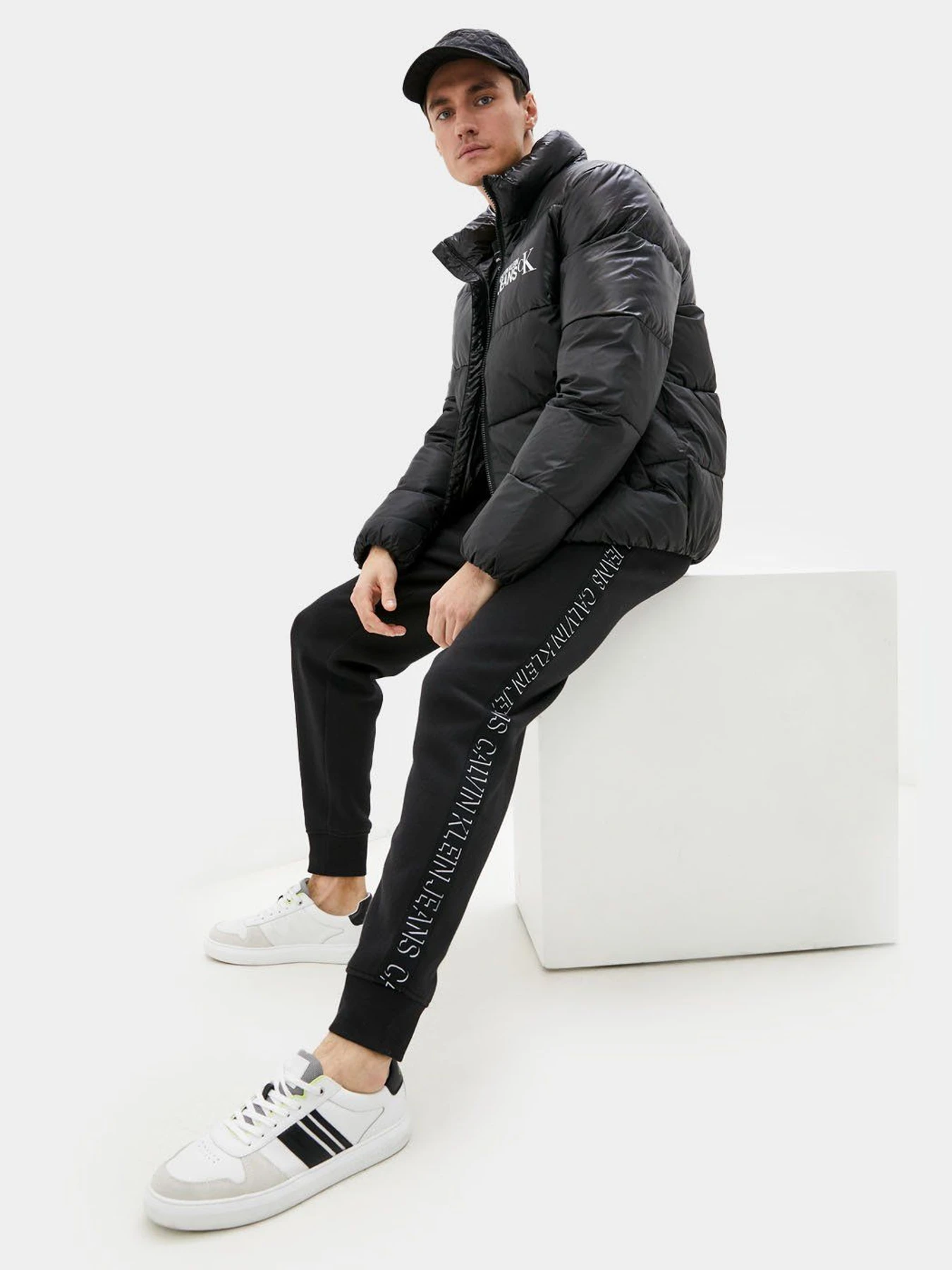 Куртки и дубленки Calvin Klein Jeans модель J30J318683_BEH Куртки и дубленки Calvin Klein Jeans модель J30J318683_BEH Фото