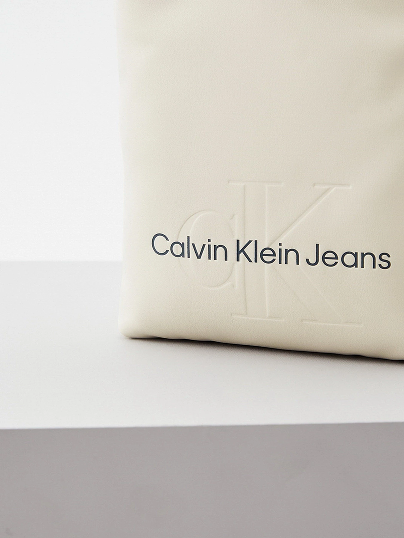 Сумки Calvin Klein Jeans Monogram Soft Flatpack S модель K50K508202_YAS Фото