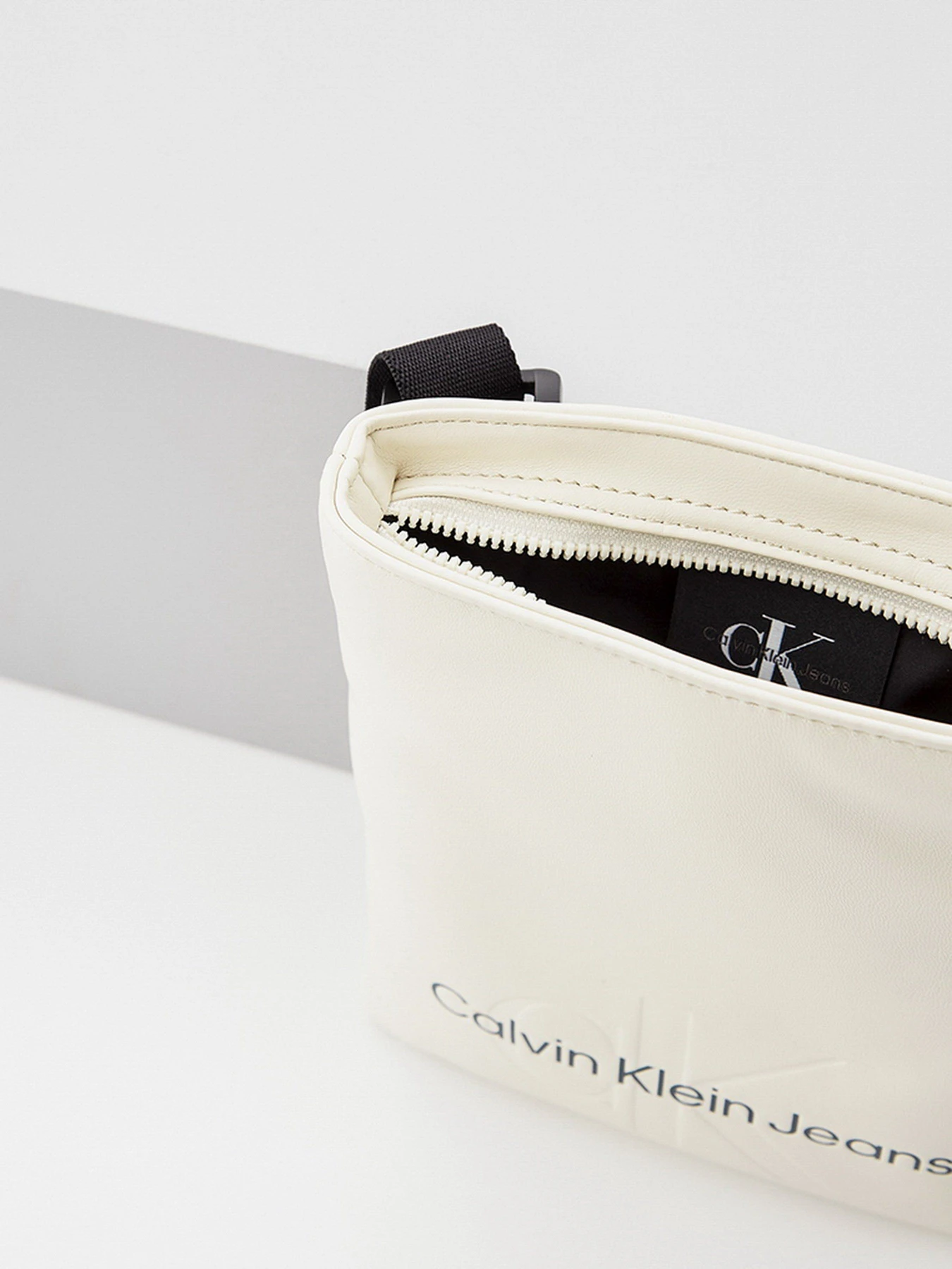 Сумки Calvin Klein Jeans Monogram Soft Flatpack S модель K50K508202_YAS Фото