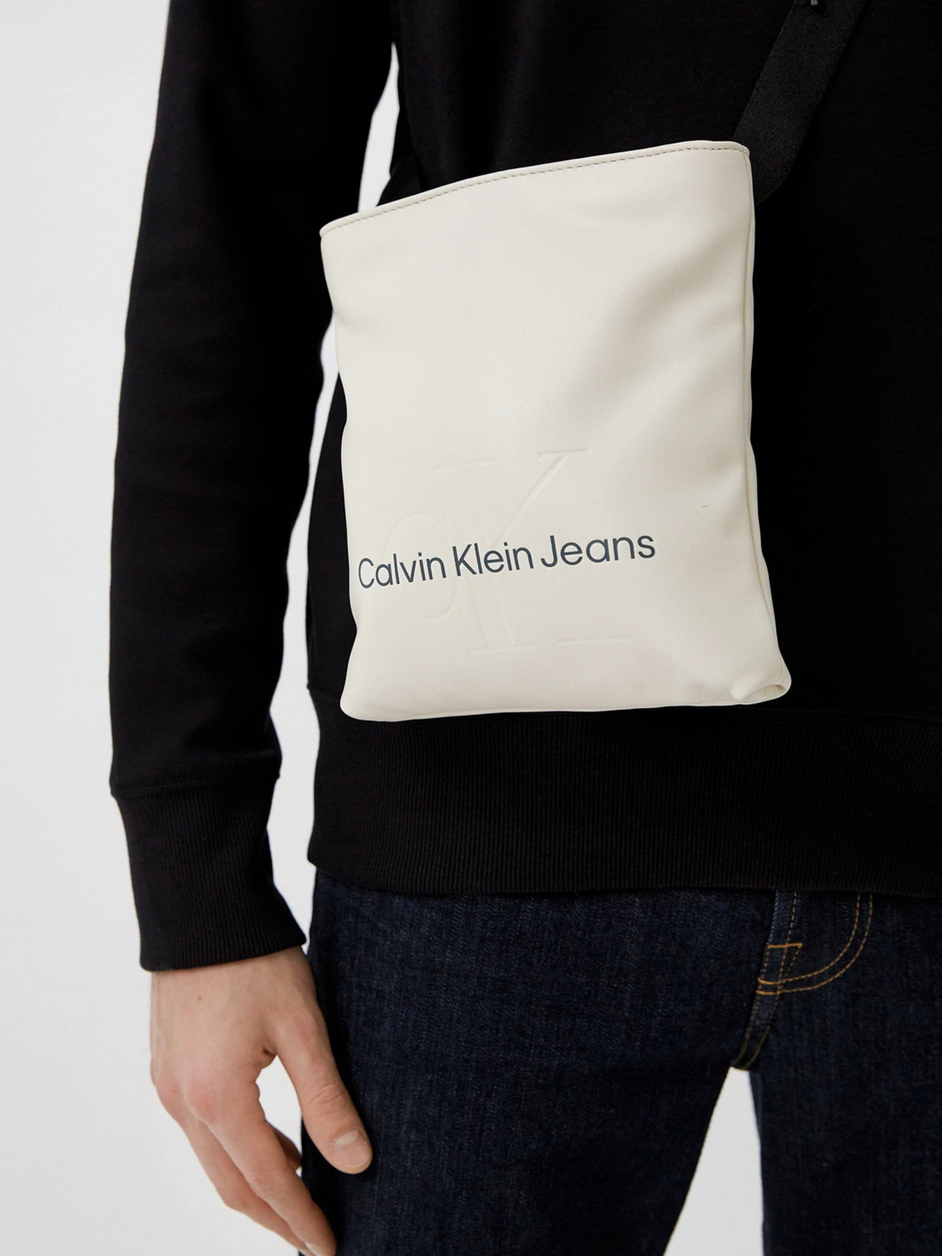 Сумки Calvin Klein Jeans Monogram Soft Flatpack S модель K50K508202_YAS Фото