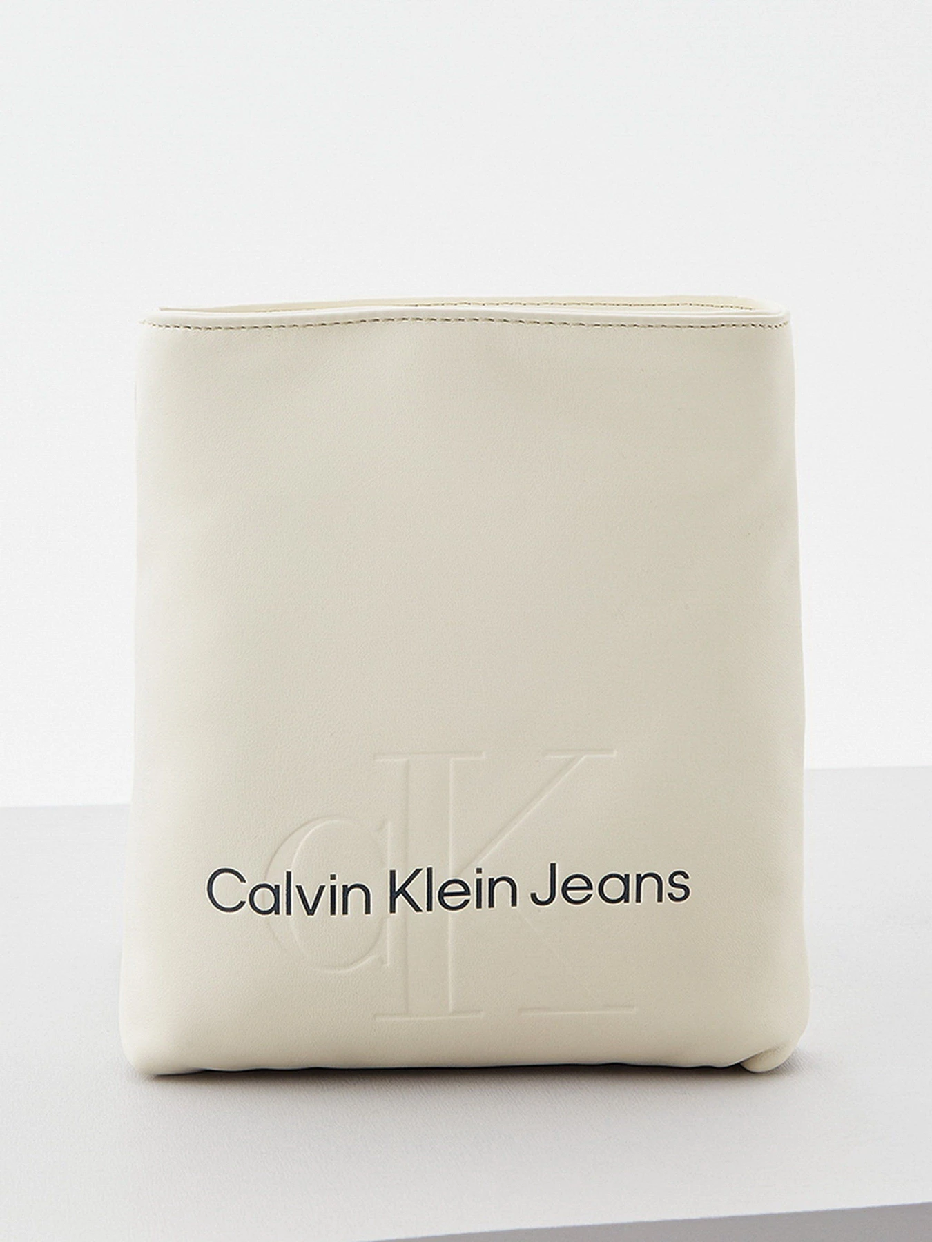 Сумки Calvin Klein Jeans Monogram Soft Flatpack S модель K50K508202_YAS Фото