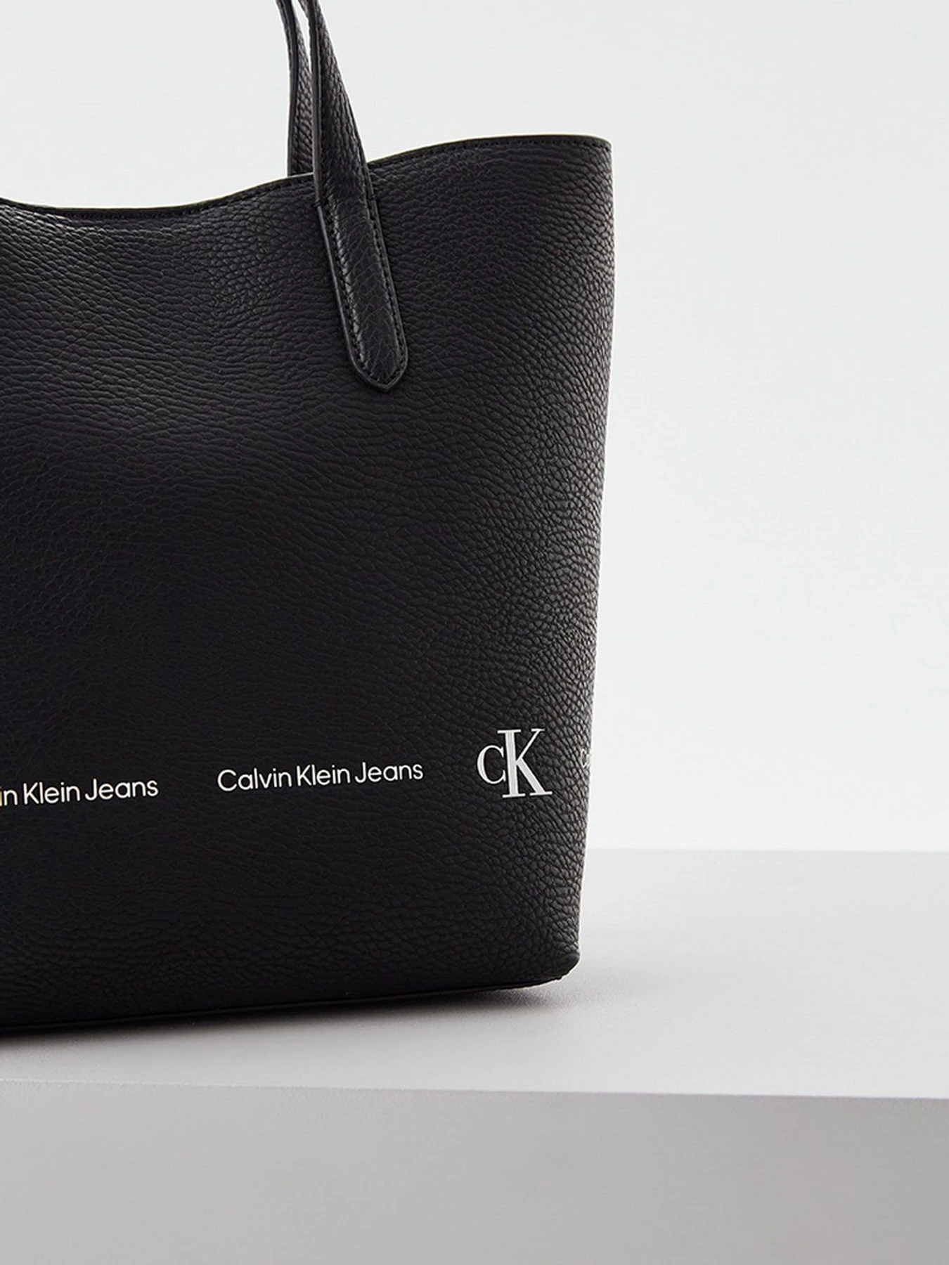 Сумки Calvin Klein Jeans модель K60K608936_BDS Сумки Calvin Klein Jeans модель K60K608936_BDS Фото