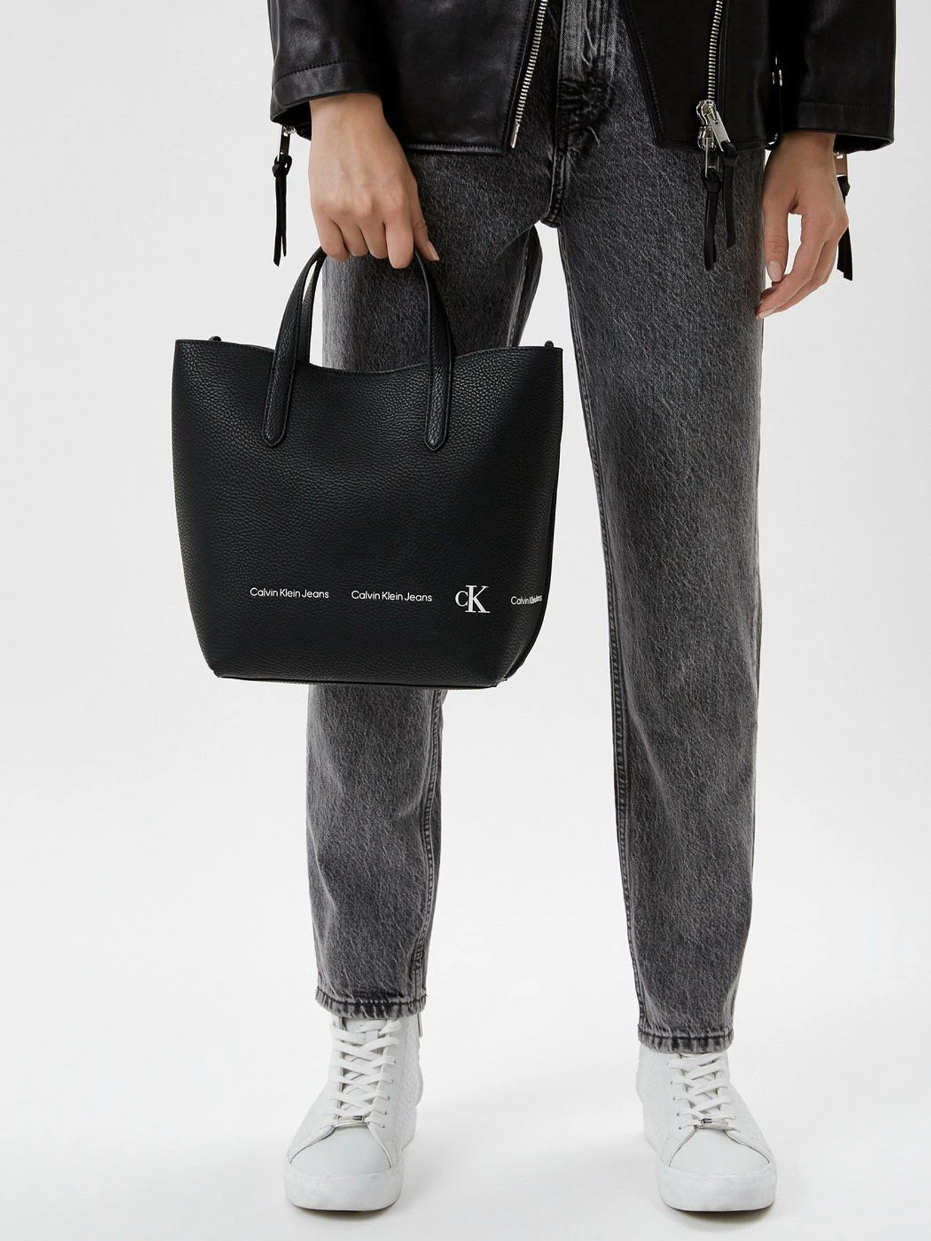 Сумки Calvin Klein Jeans модель K60K608936_BDS Сумки Calvin Klein Jeans модель K60K608936_BDS Фото