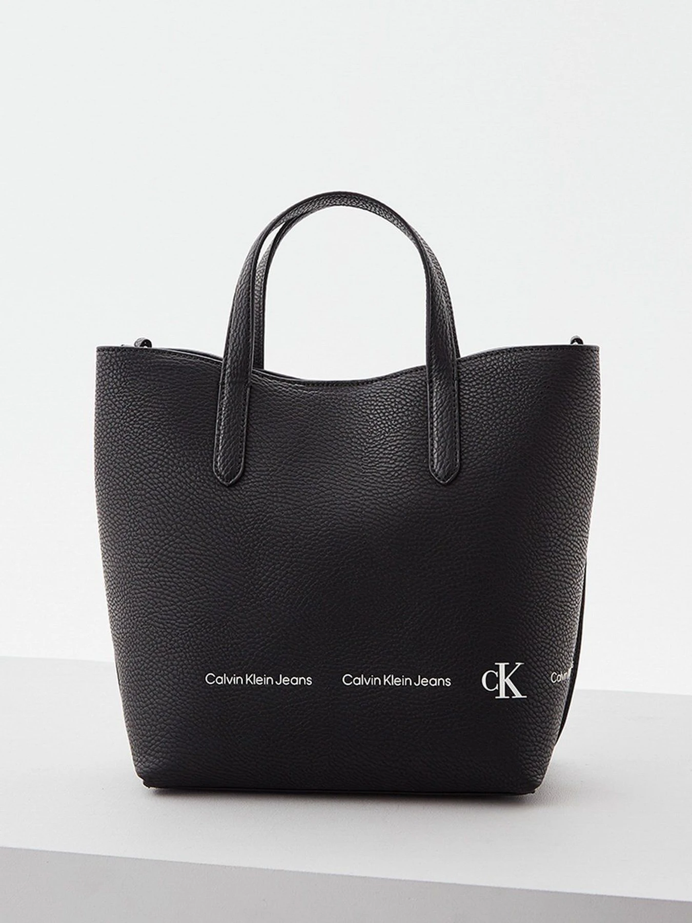 Сумки Calvin Klein Jeans модель K60K608936_BDS Сумки Calvin Klein Jeans модель K60K608936_BDS Фото