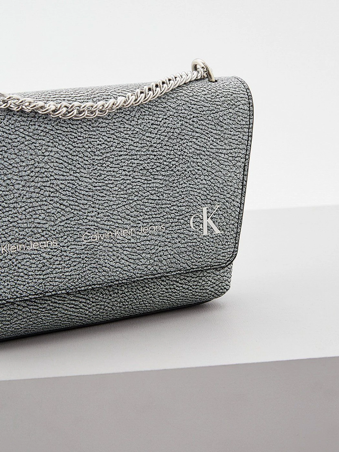 Сумки Calvin Klein Jeans модель K60K608937_00Y Фото