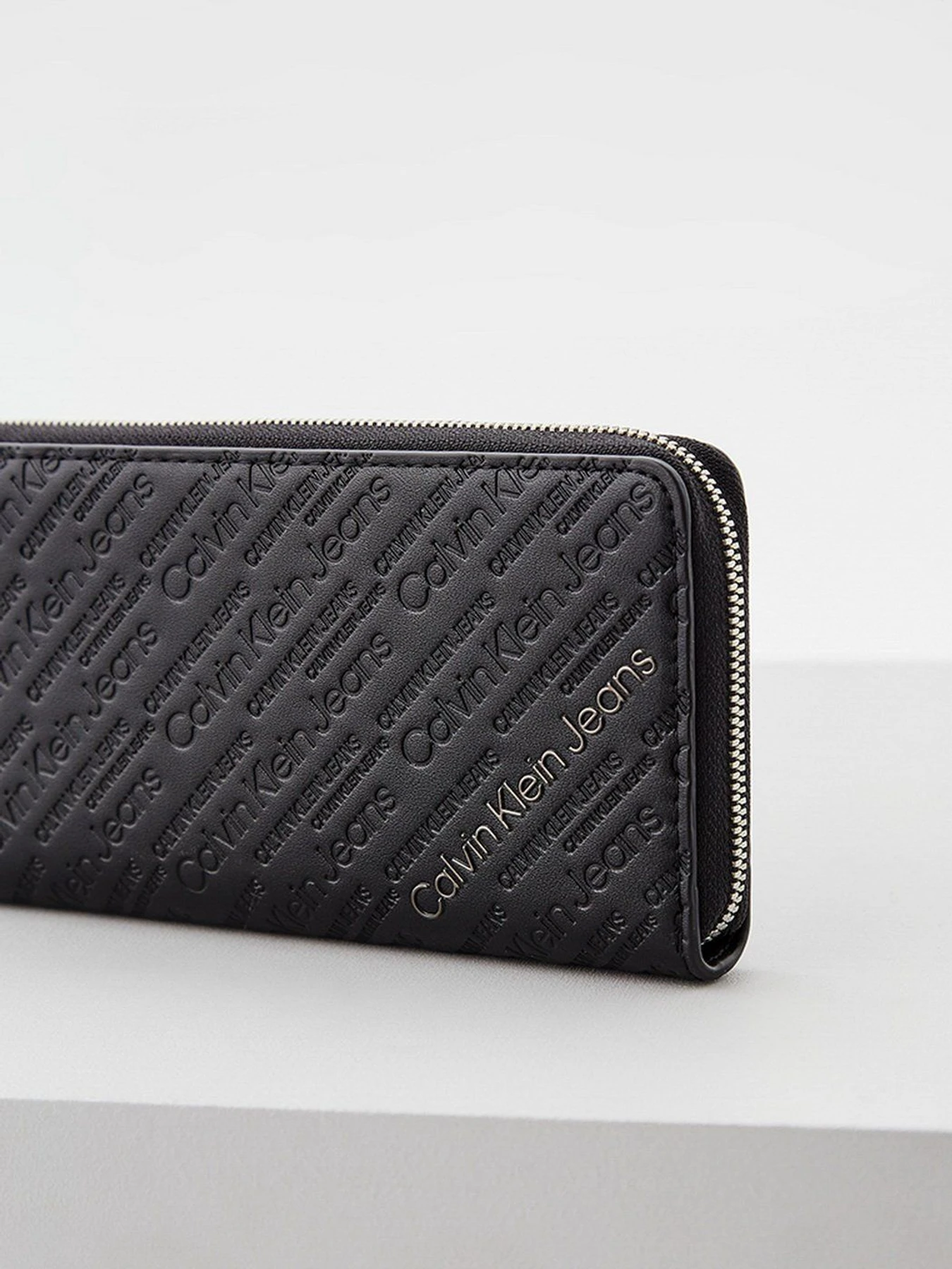 Кошельки Calvin Klein Jeans модель K60K608961_01A Фото