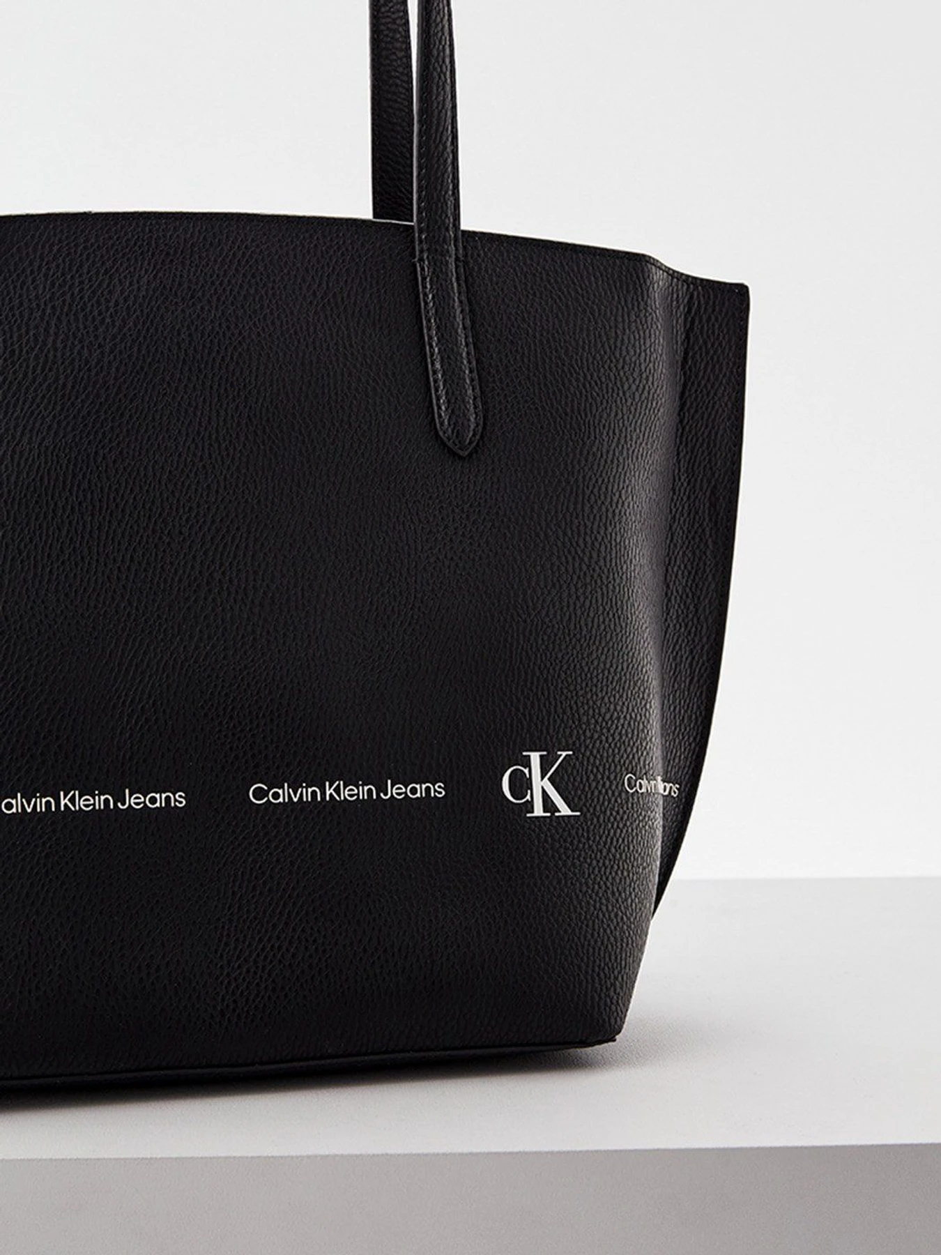 Сумки Calvin Klein Jeans модель K60K608935_BDS Сумки Calvin Klein Jeans модель K60K608935_BDS Фото