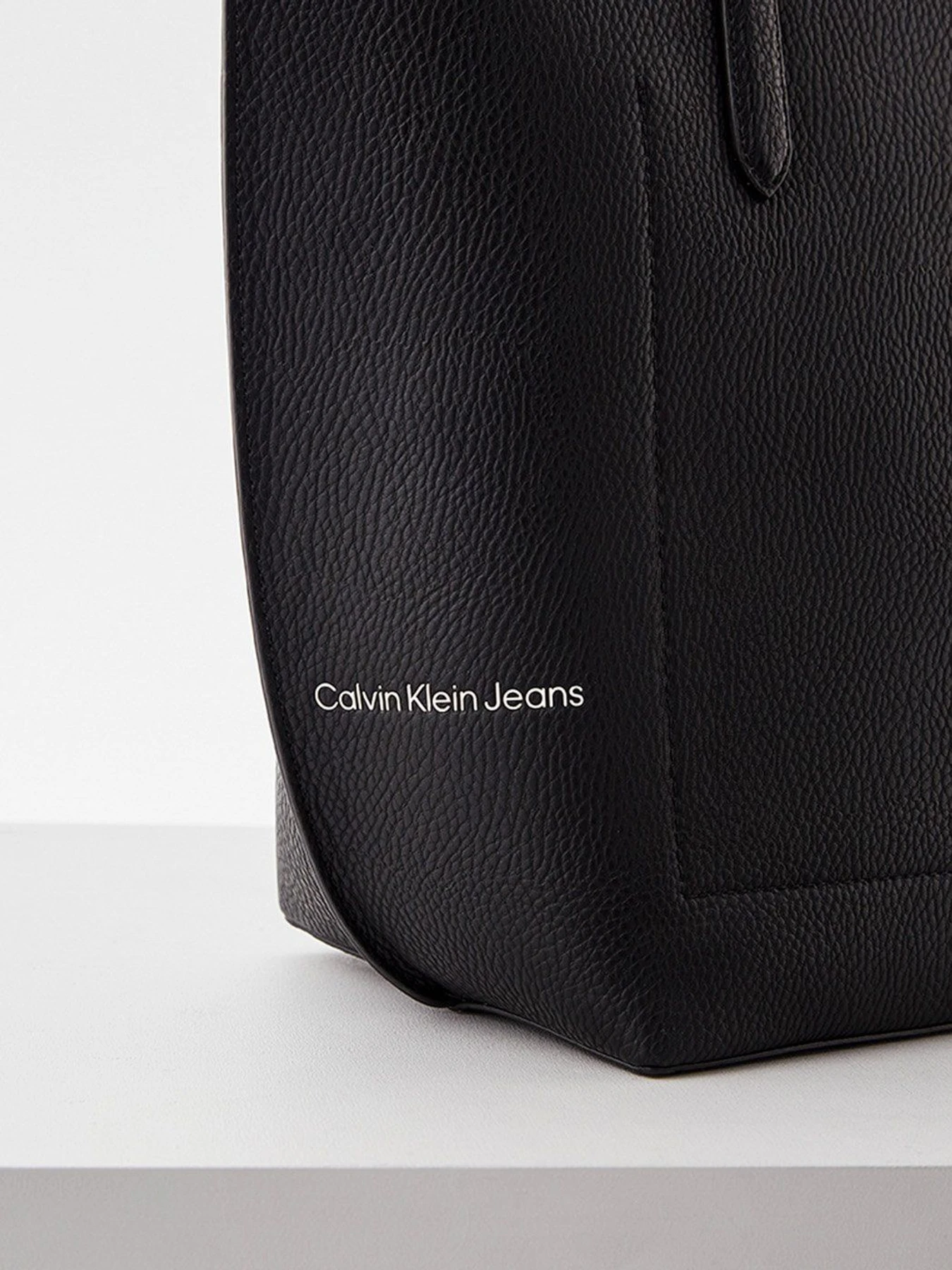 Сумки Calvin Klein Jeans модель K60K608935_BDS Сумки Calvin Klein Jeans модель K60K608935_BDS Фото
