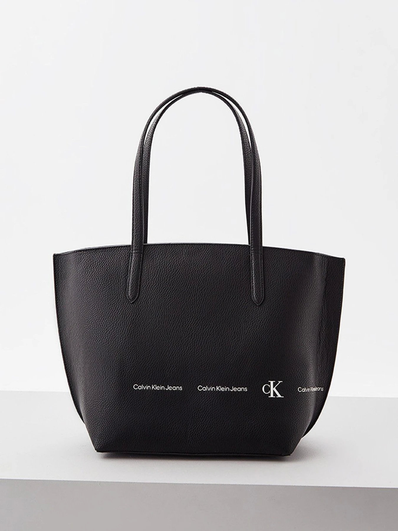 Сумки Calvin Klein Jeans модель K60K608935_BDS Сумки Calvin Klein Jeans модель K60K608935_BDS Фото