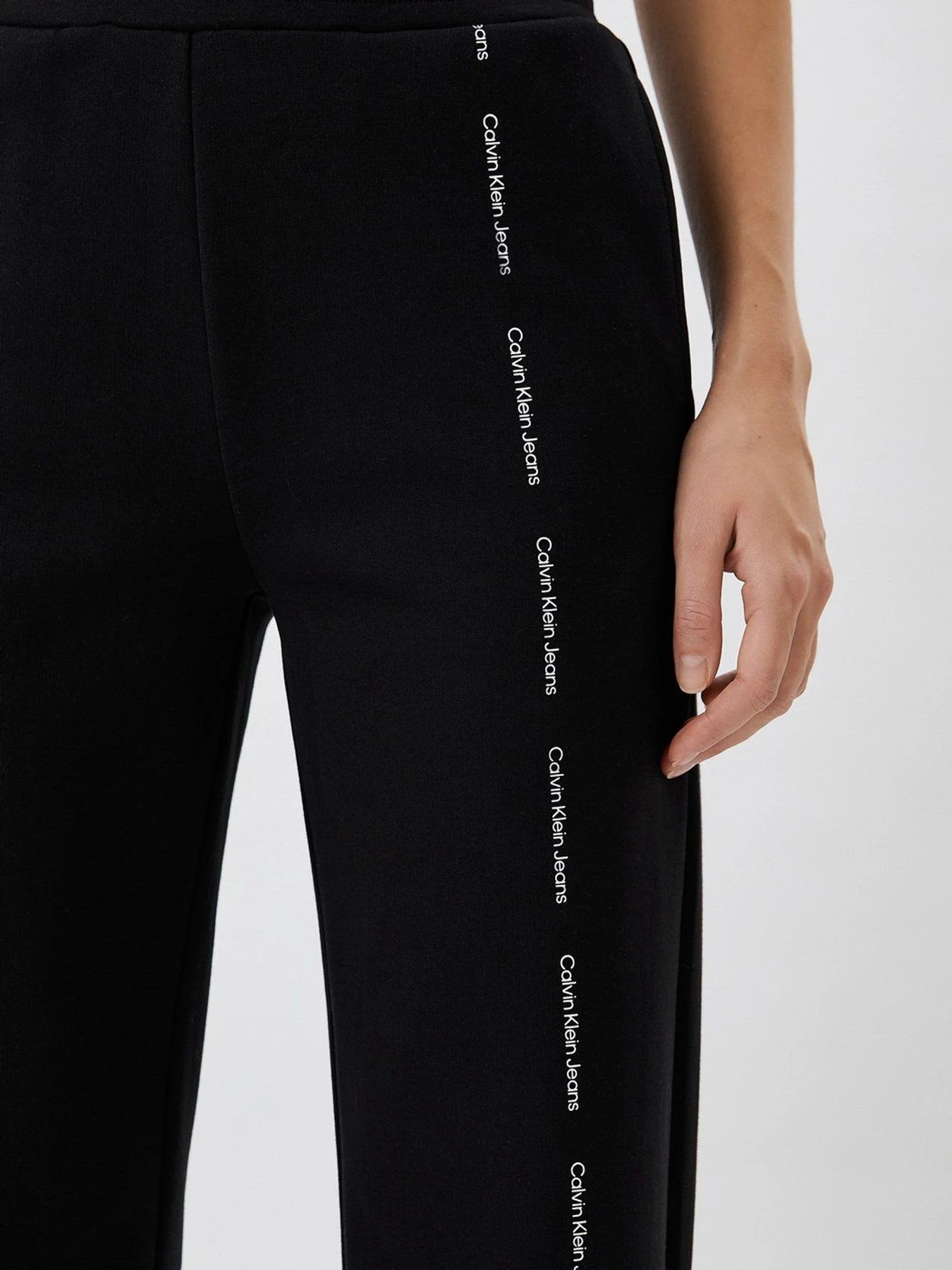 Брюки Calvin Klein Jeans Repeat Logo Jog Pant модель J20J217933_BEH Брюки Calvin Klein Jeans Repeat Logo Jog Pant модель J20J217933_BEH Фото