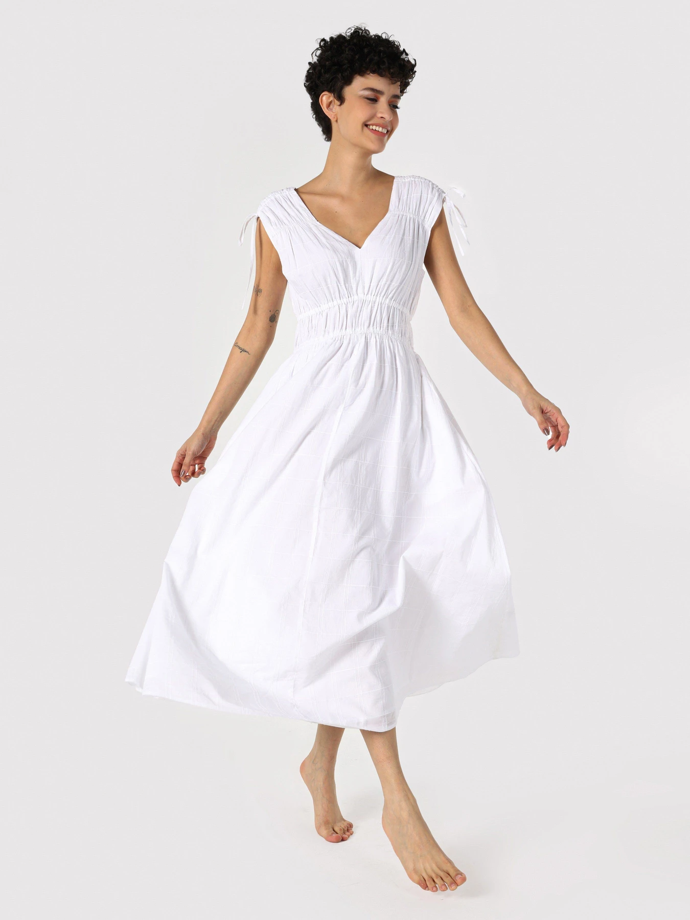 Платья Colin’s модель CL1063971WHT Платья Colin’s модель CL1063971WHT Фото