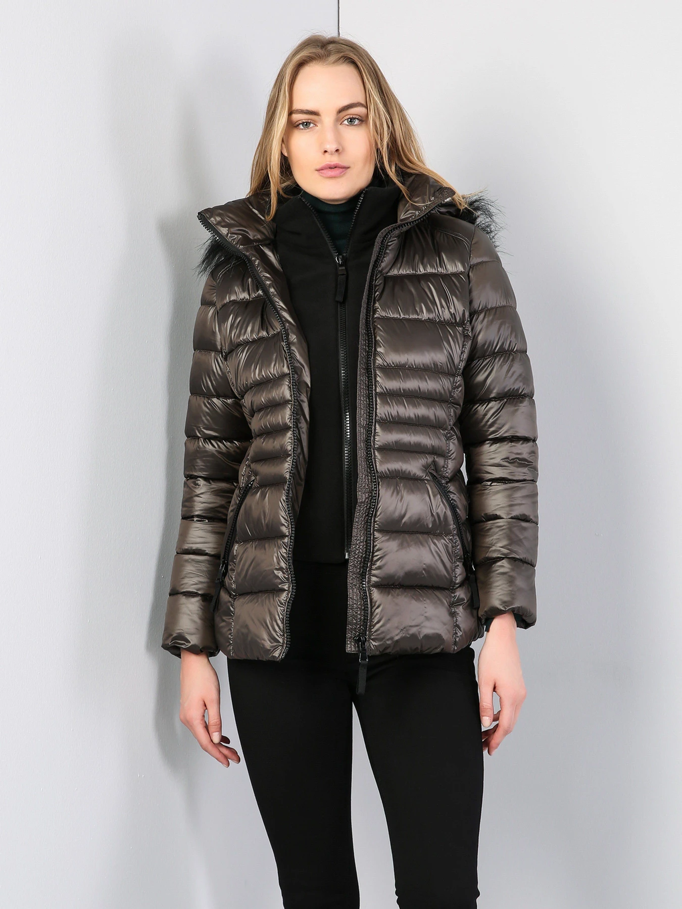 Куртки и дубленки Colin’s модель CL1035403KHA Куртки и дубленки Colin’s модель CL1035403KHA Фото