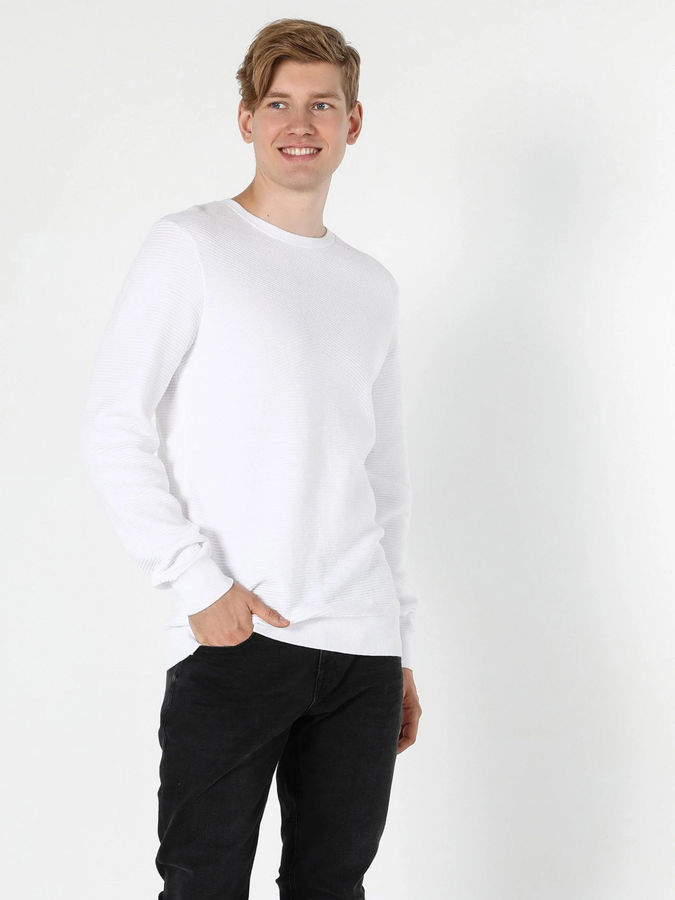 Свитры и кардиганы Colin’s модель CL1056030WHT Свитры и кардиганы Colin’s модель CL1056030WHT Фото
