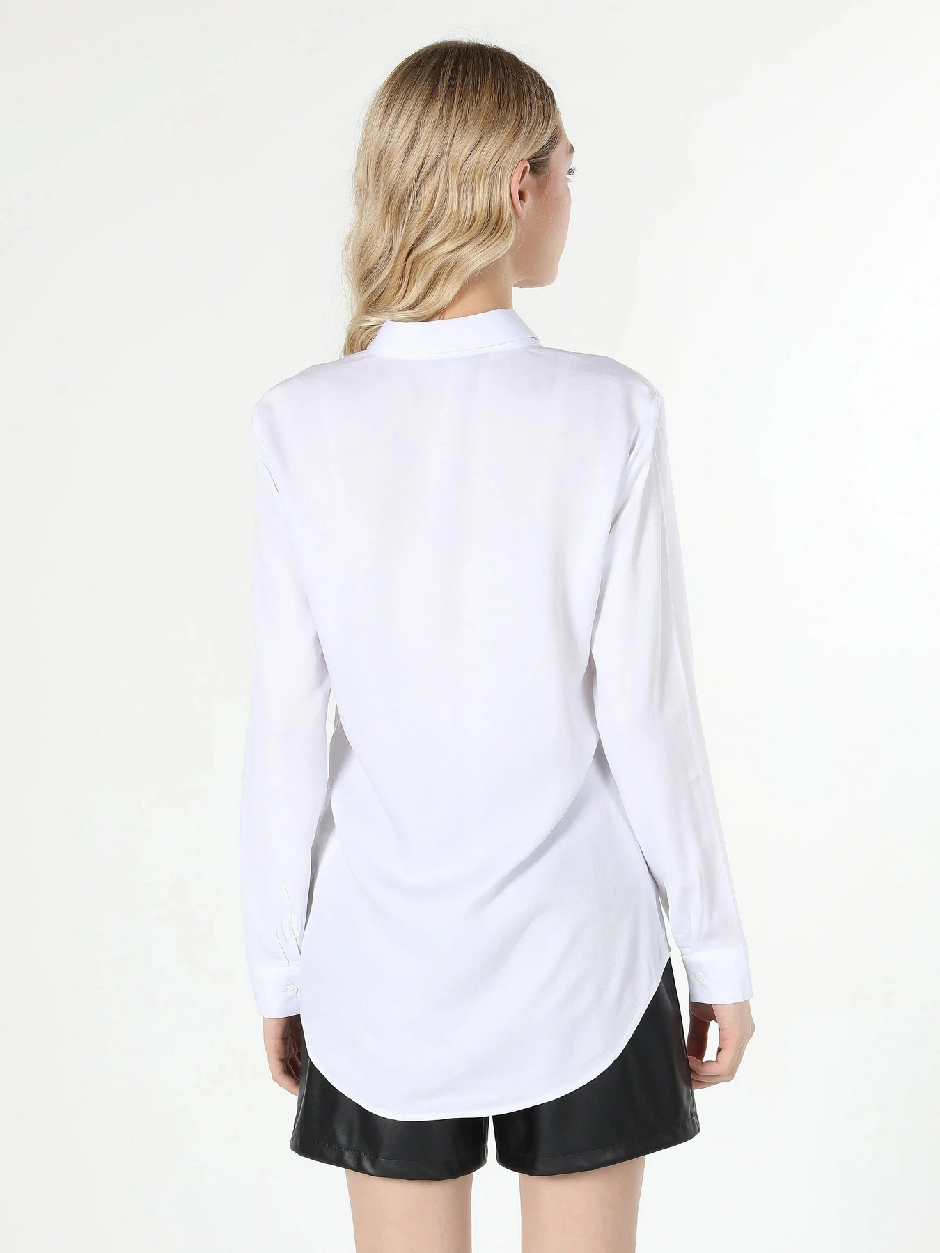 Сорочки Colin’s модель CL1060143WHT Сорочки Colin’s модель CL1060143WHT Фото