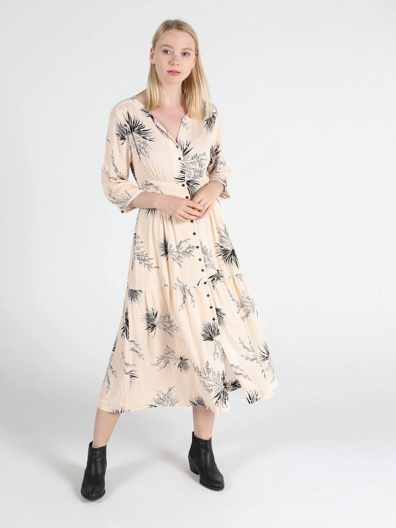 Сукні Colin’s модель CL1050482BEI Сукні Colin’s модель CL1050482BEI Фото