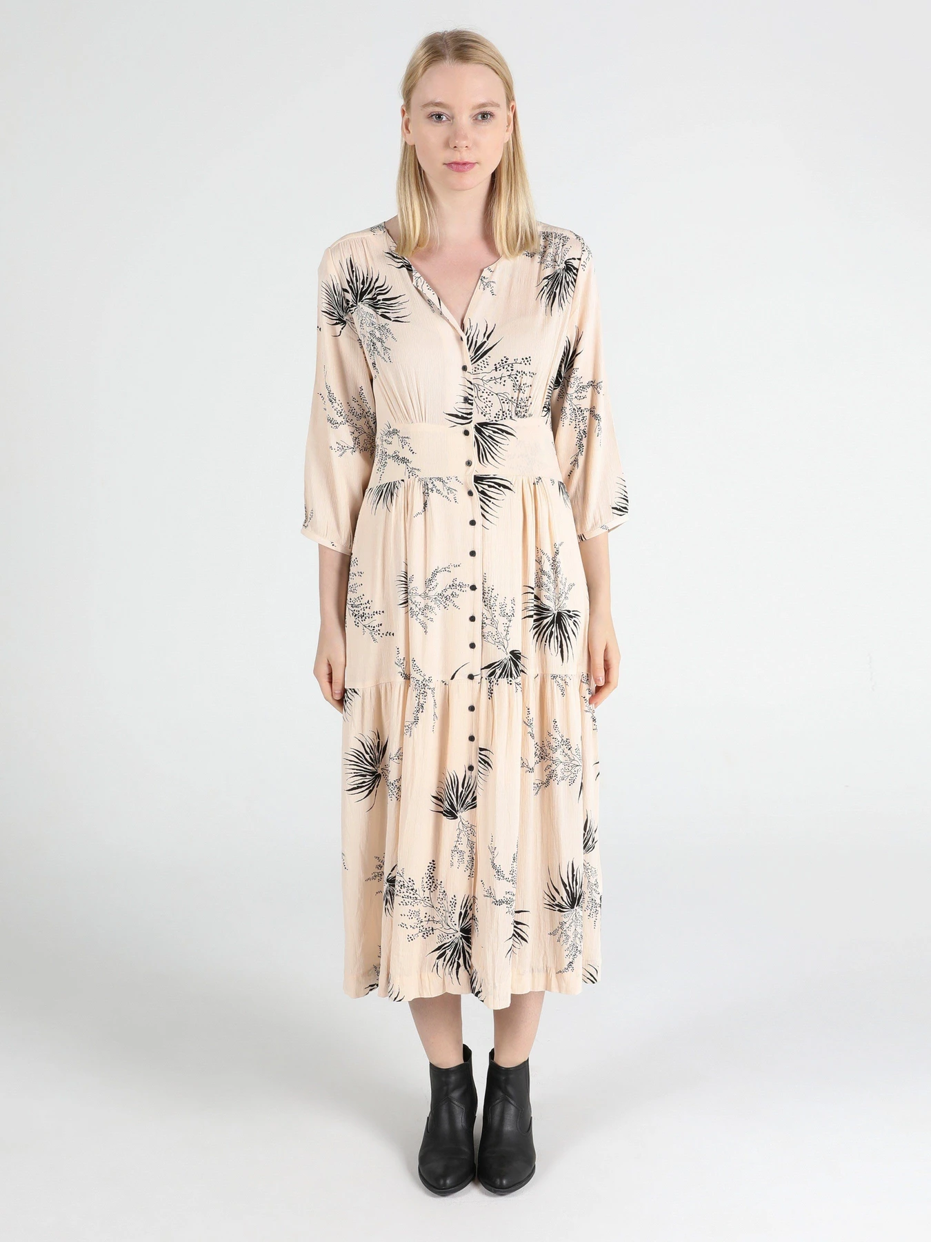 Сукні Colin’s модель CL1050482BEI Сукні Colin’s модель CL1050482BEI Фото