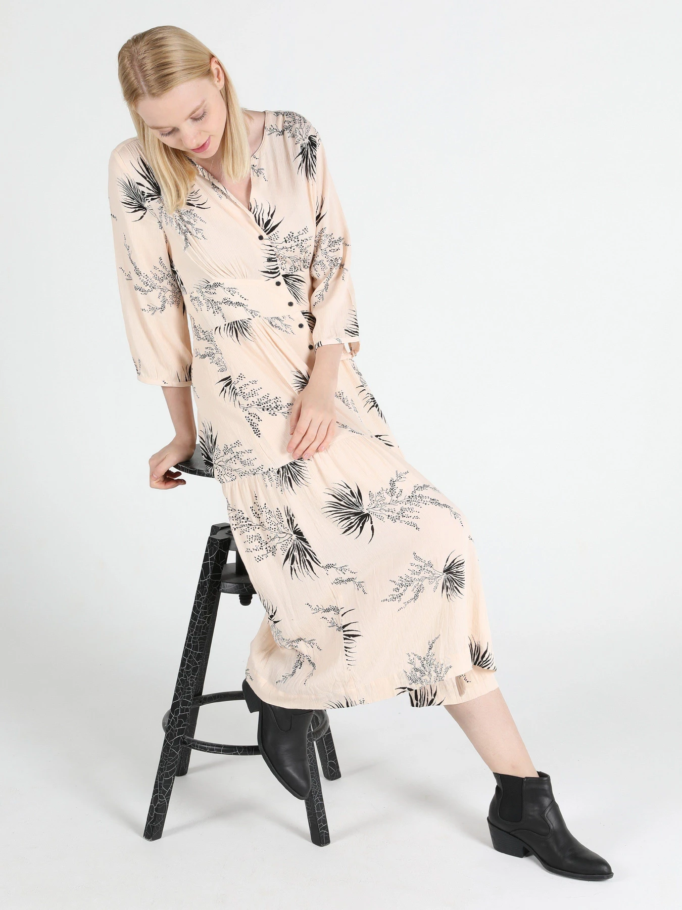 Сукні Colin’s модель CL1050482BEI Сукні Colin’s модель CL1050482BEI Фото