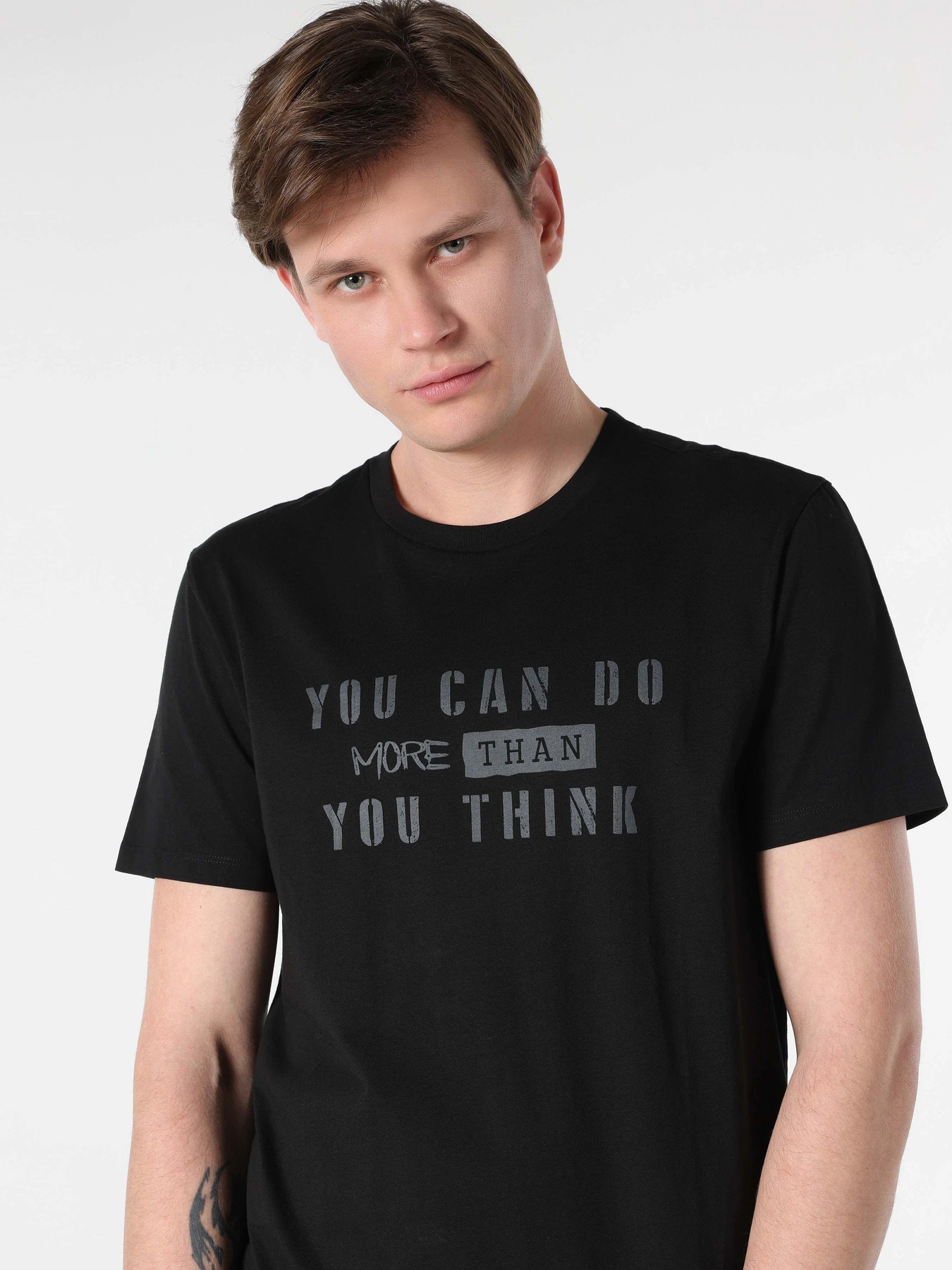 Футболки и поло Colin’s модель CL1062494BLK Футболки и поло Colin’s модель CL1062494BLK Фото