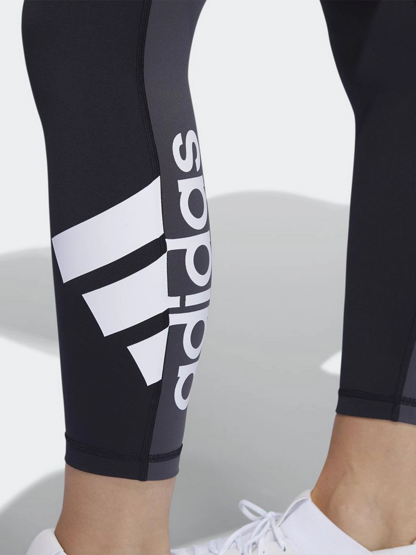 Брюки Adidas Circuit Badge Of Sport 7/8 модель FL2019 Брюки Adidas Circuit Badge Of Sport 7/8 модель FL2019 Фото