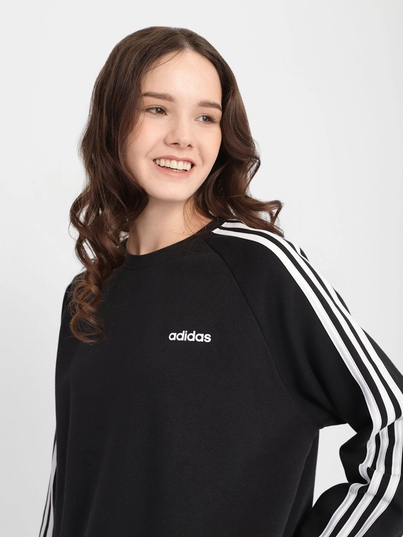 Худи и свитшоты Adidas Essentials Bf Crew модель FN5782 Худи и свитшоты Adidas Essentials Bf Crew модель FN5782 Фото
