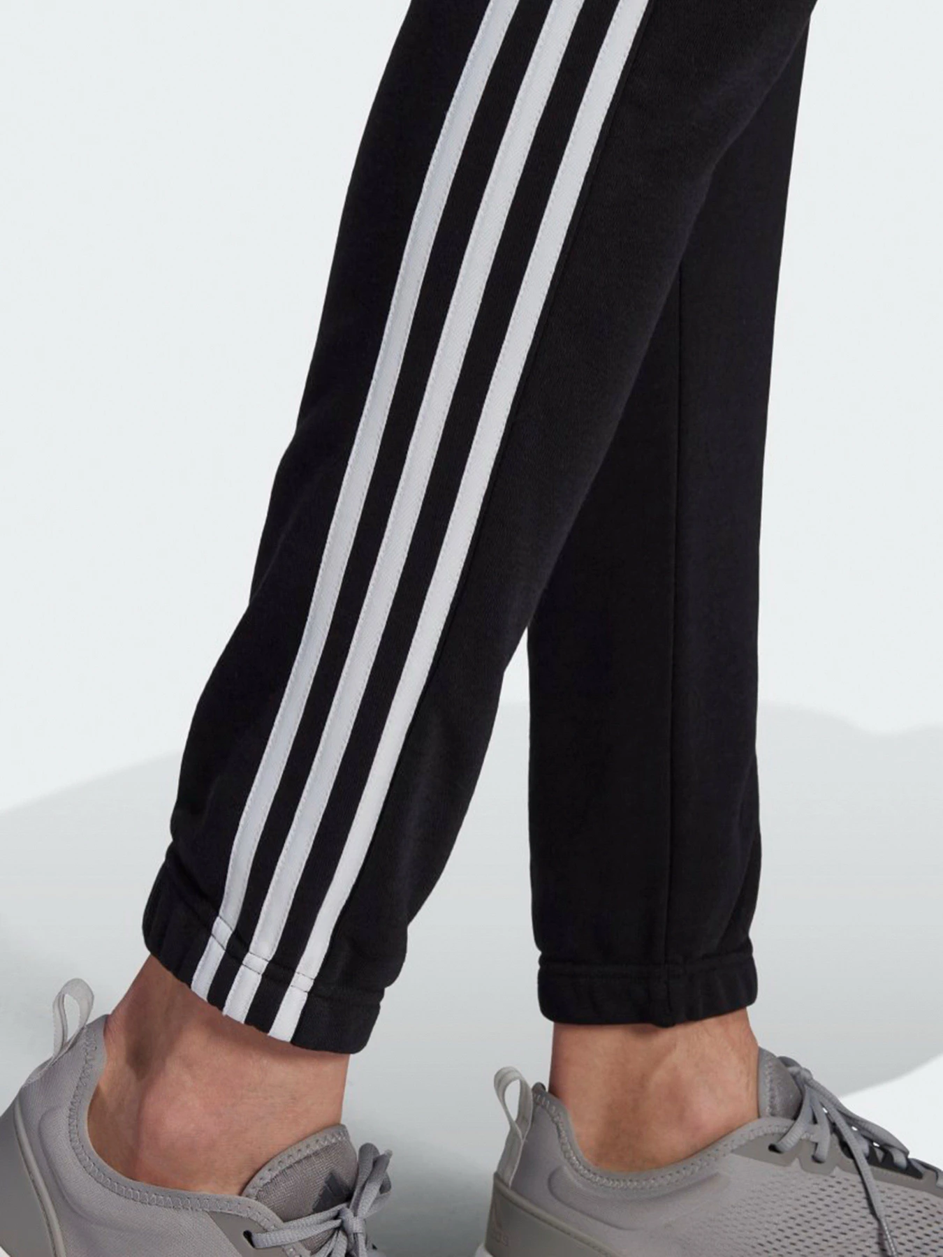 Брюки Adidas Essentials 3-Stripes модель GK8829 Брюки Adidas Essentials 3-Stripes модель GK8829 Фото