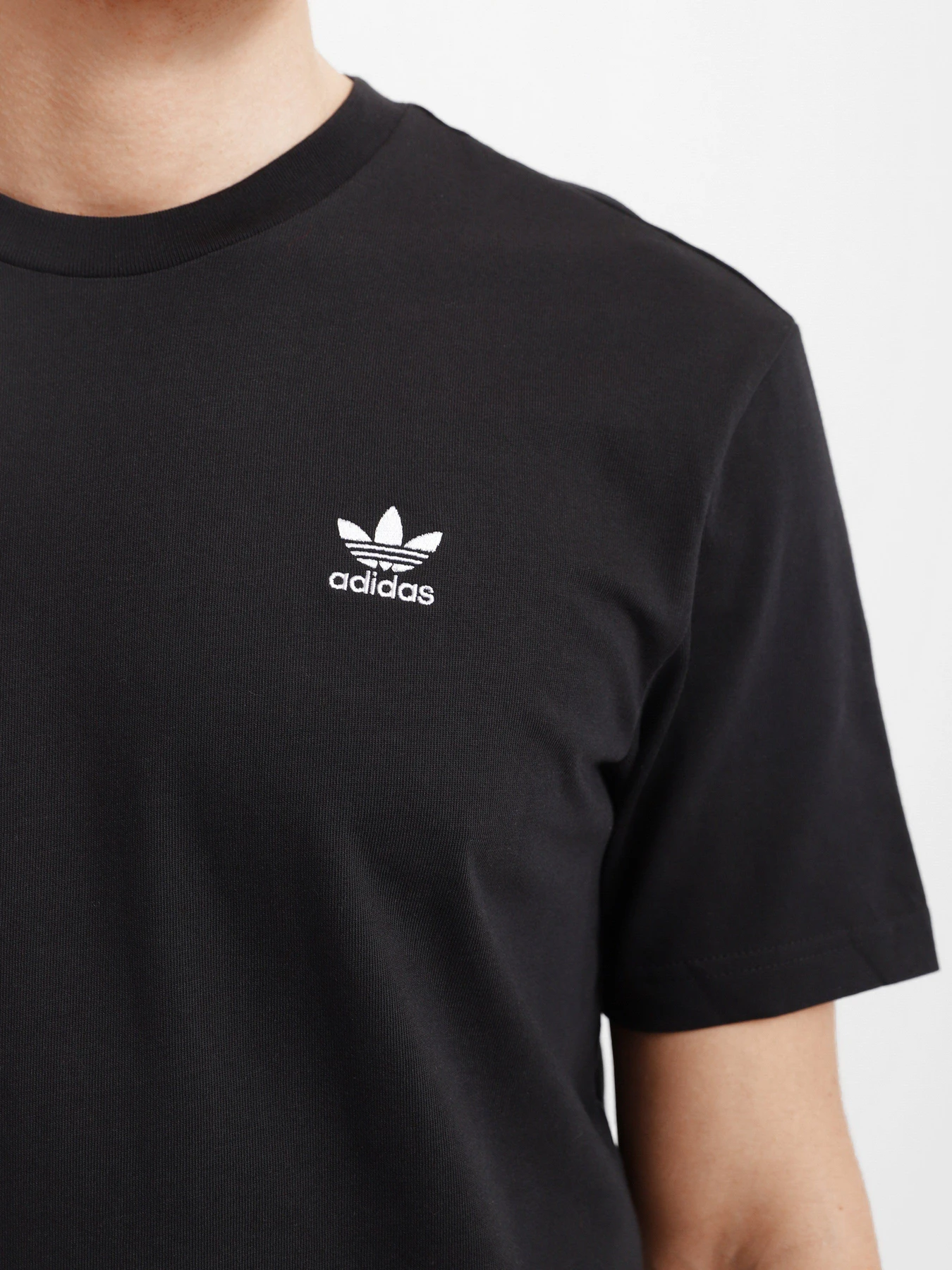 Футболки і поло Adidas ADICOLOR CLASSICS TREFOIL BOXY модель GN3454 Футболки і поло Adidas ADICOLOR CLASSICS TREFOIL BOXY модель GN3454 Фото
