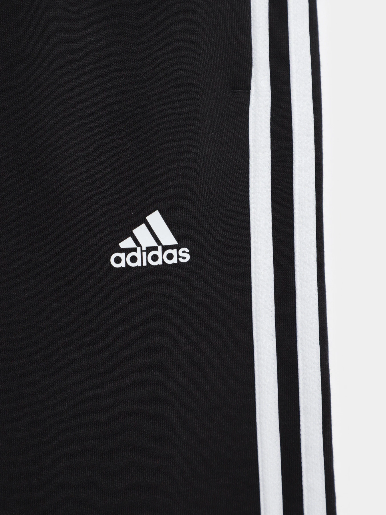 Брюки Adidas Essentials 3-Stripes модель GQ8897 Брюки Adidas Essentials 3-Stripes модель GQ8897 Фото