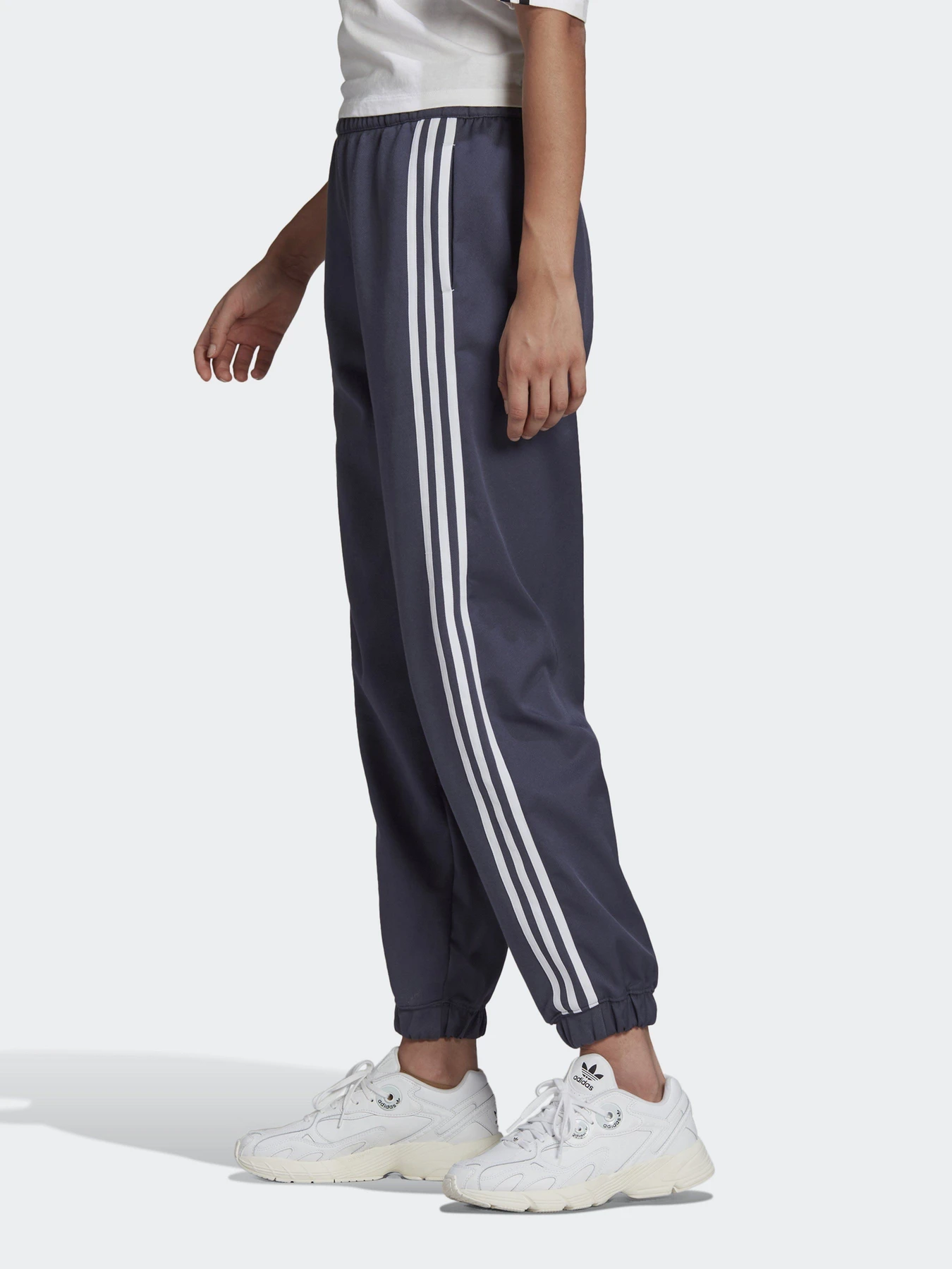Брюки Adidas ADICOLOR CLASSICS BACK CUFF модель HC4547 Брюки Adidas ADICOLOR CLASSICS BACK CUFF модель HC4547 Фото