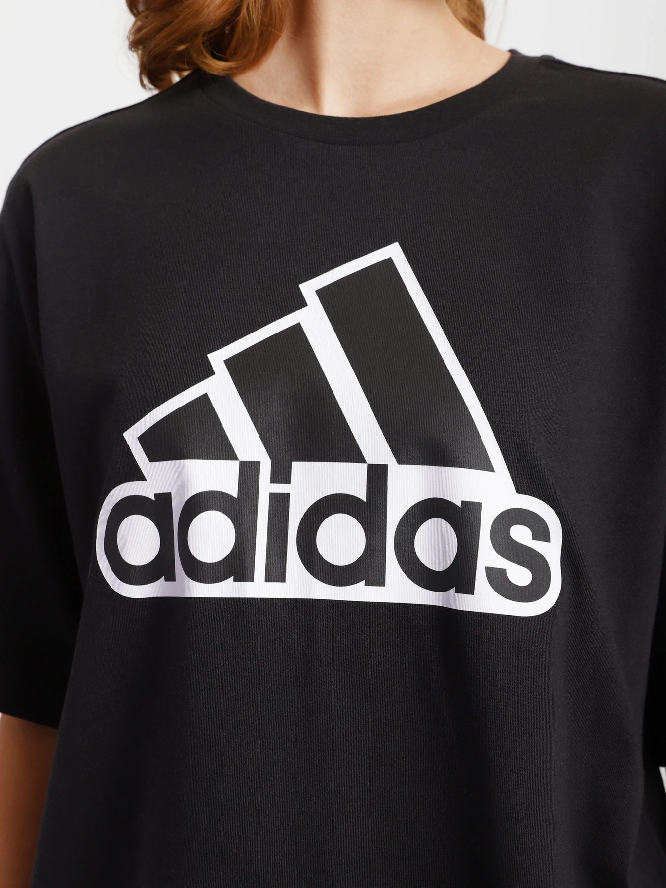 Футболки і поло Adidas Essentials Logo Boxy модель HC9189 Футболки і поло Adidas Essentials Logo Boxy модель HC9189 Фото