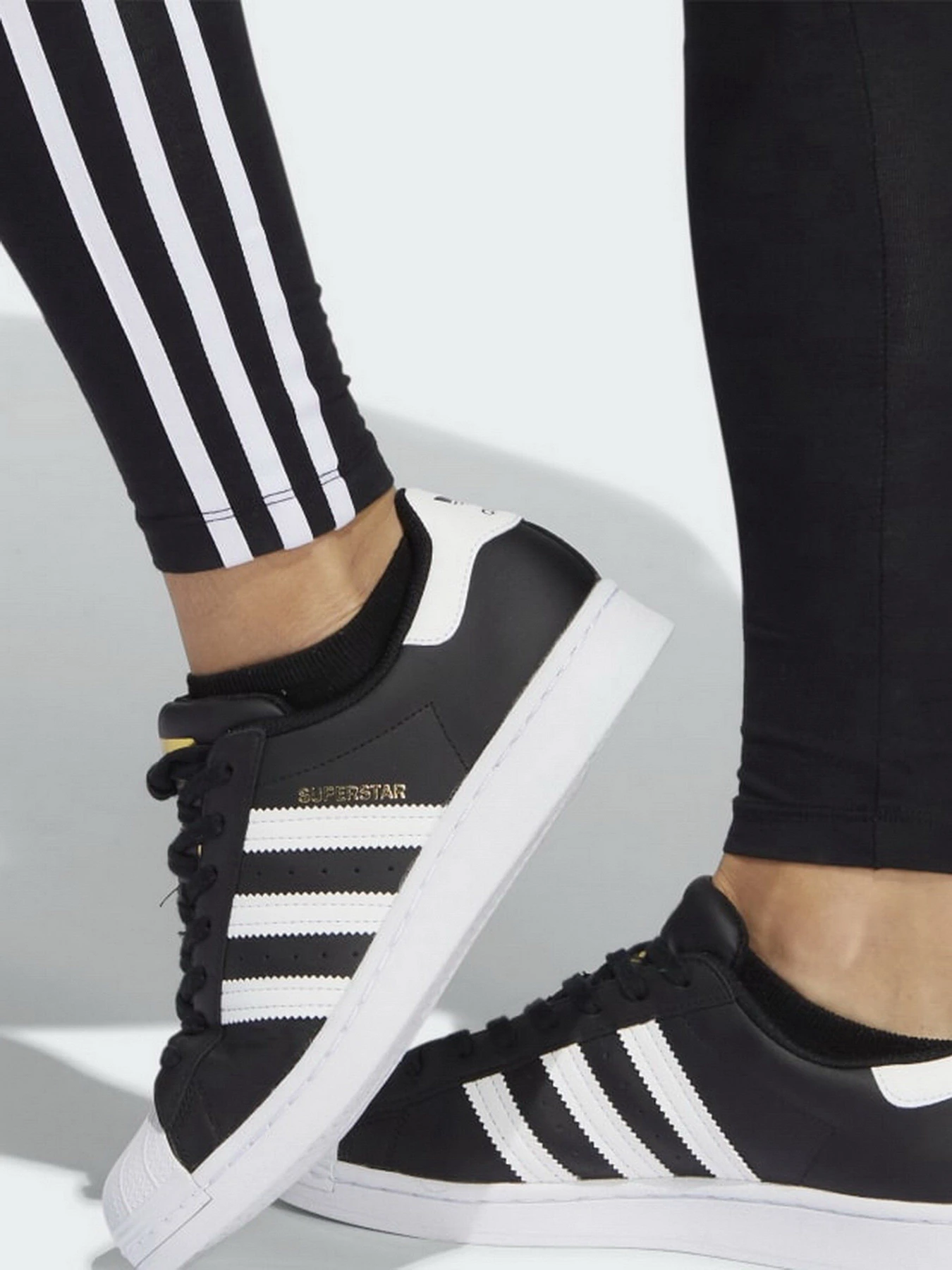 Брюки Adidas Adicolor Classics 3-Stripes модель HD2350 Брюки Adidas Adicolor Classics 3-Stripes модель HD2350 Фото