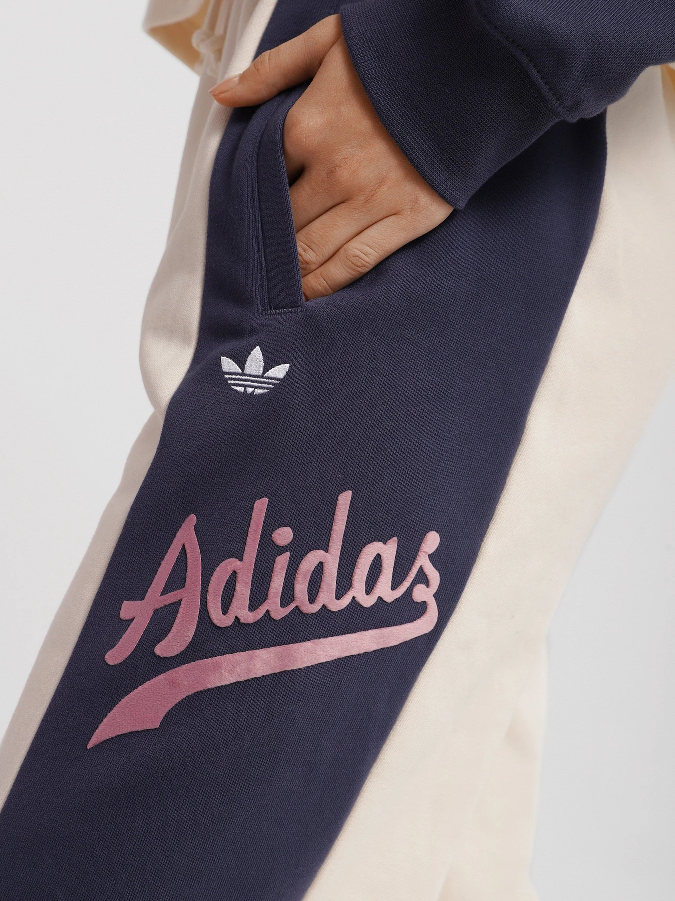 Брюки Adidas Modern B-Ball Originals модель HD9779 Брюки Adidas Modern B-Ball Originals модель HD9779 Фото