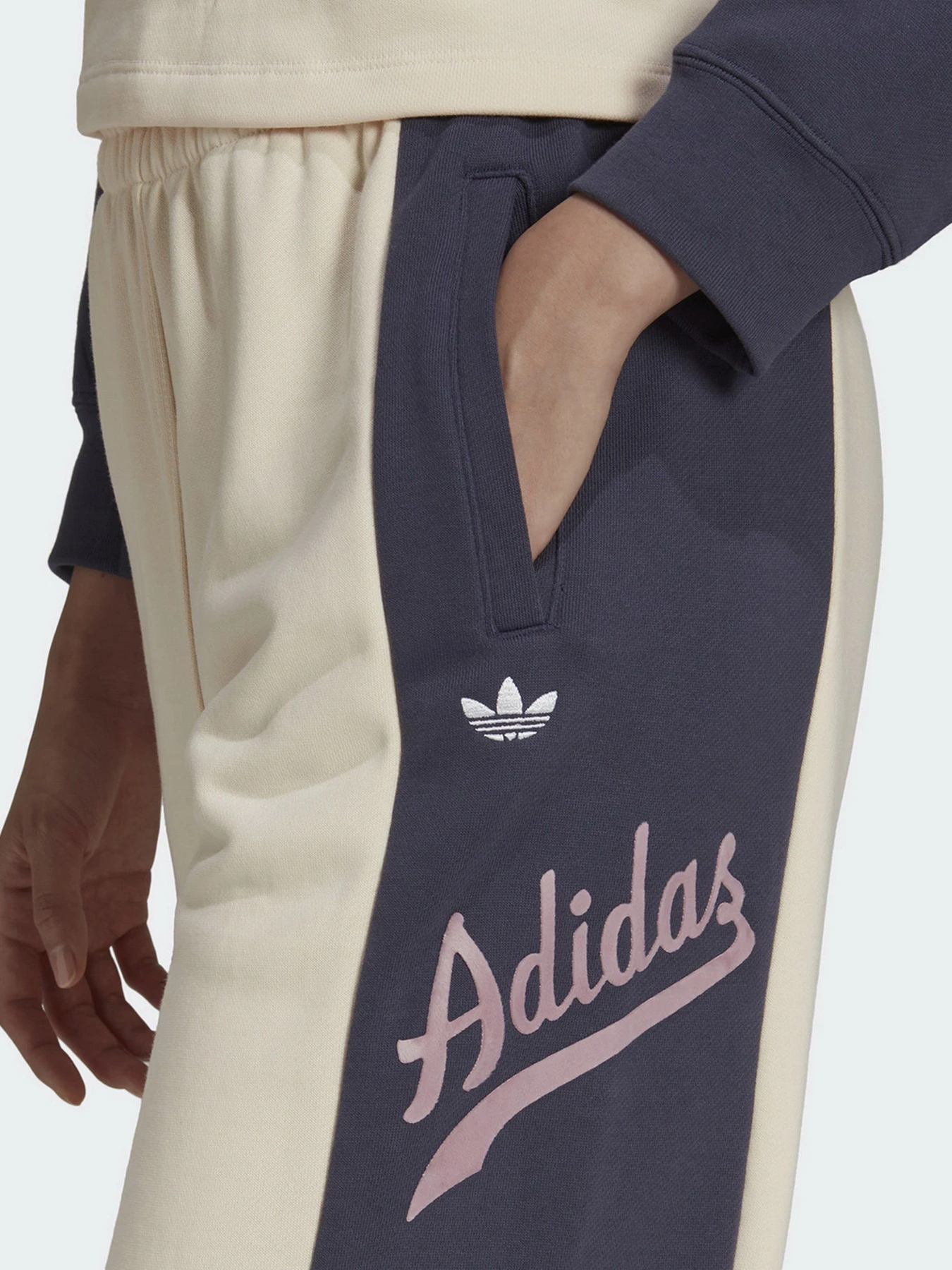 Брюки Adidas Modern B-Ball Originals модель HD9779 Брюки Adidas Modern B-Ball Originals модель HD9779 Фото