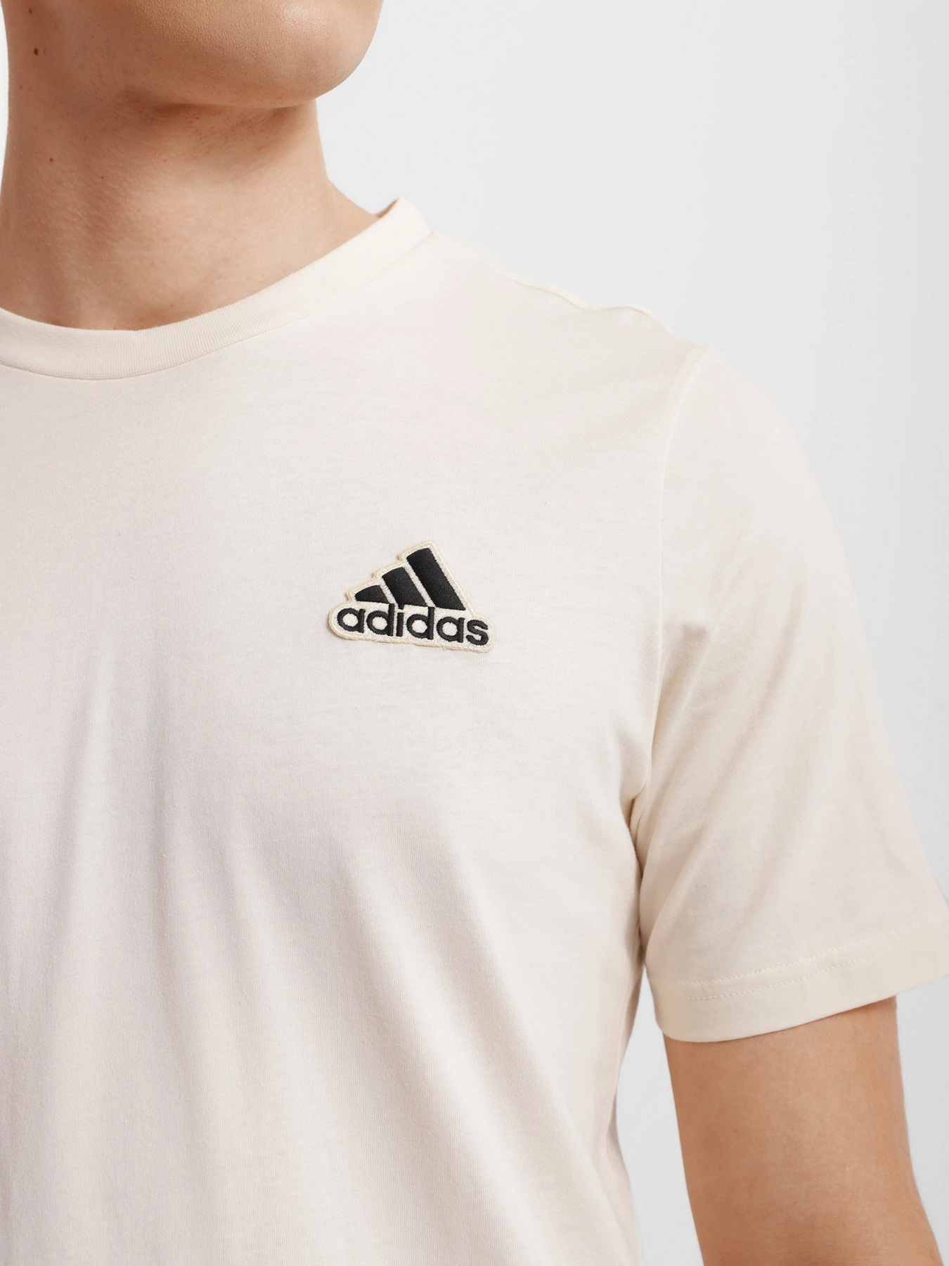 Футболки і поло Adidas Essentials Feelcomfy модель HE1818 Фото