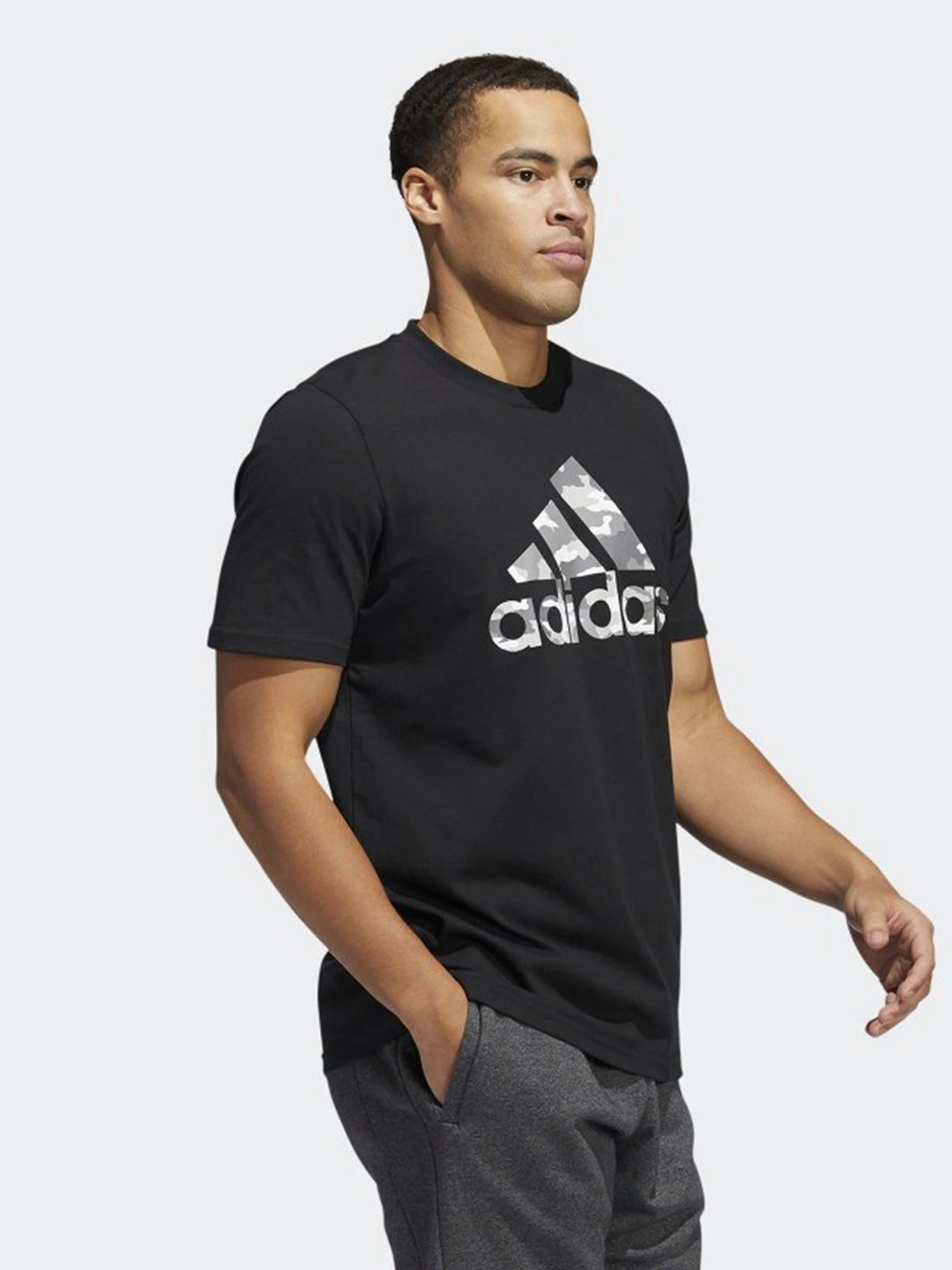 Футболки і поло Adidas Camo Badge of Sport Graphic модель HE2370 Футболки і поло Adidas Camo Badge of Sport Graphic модель HE2370 Фото