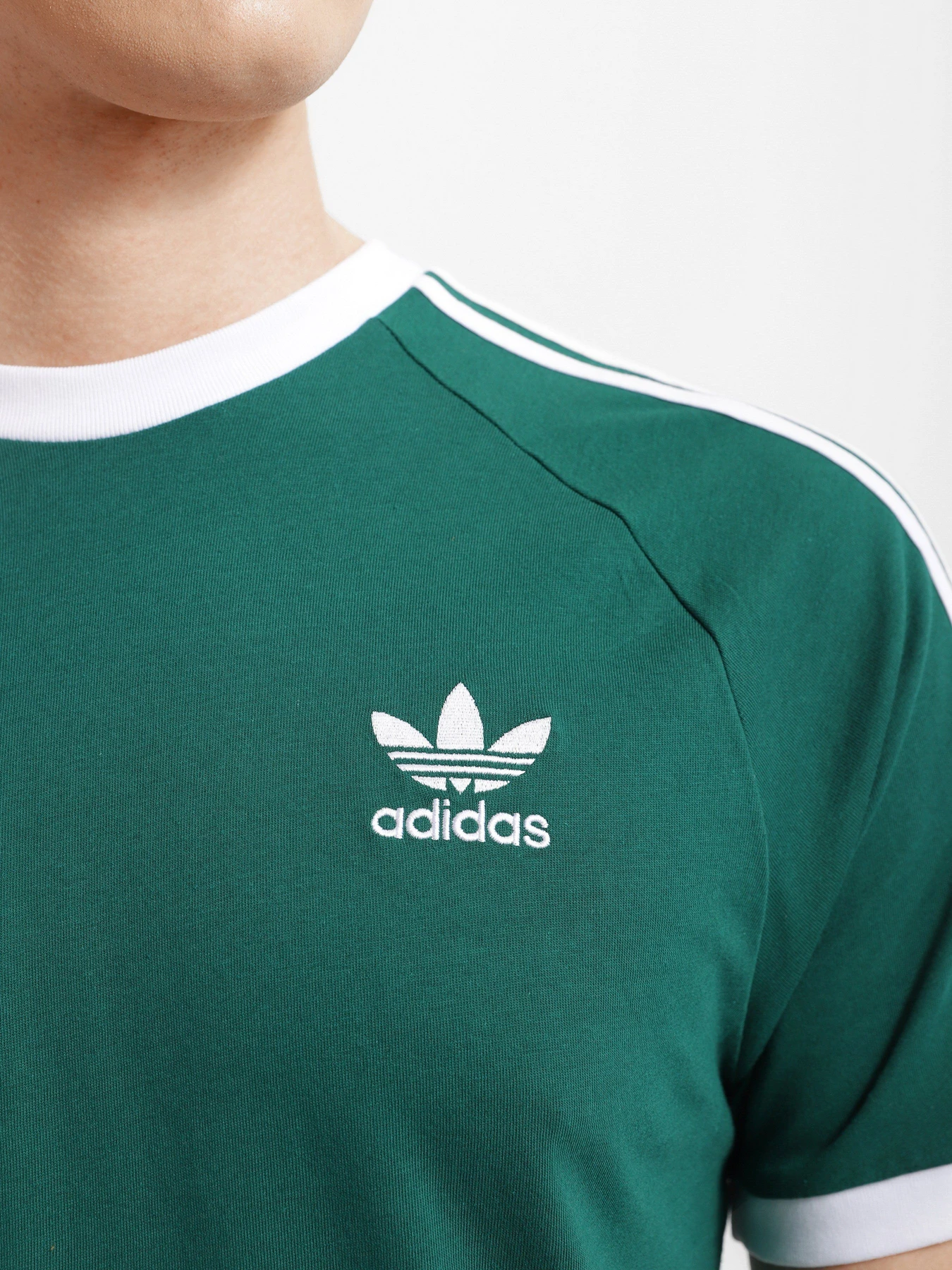 Футболки і поло Adidas Adicolor Classics 3-Stripes модель HE9546 Футболки і поло Adidas Adicolor Classics 3-Stripes модель HE9546 Фото