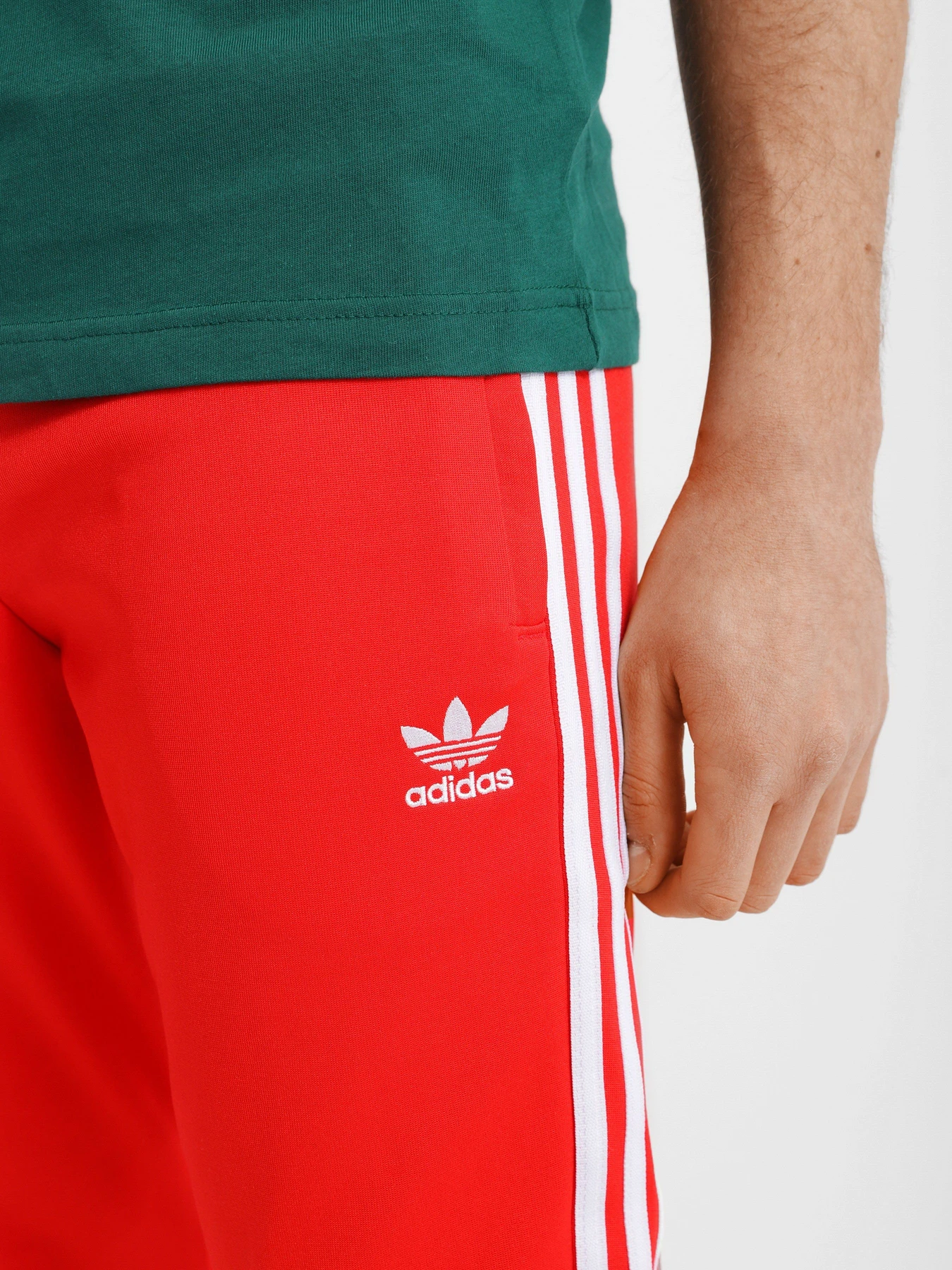 Брюки Adidas Adicolor Classics Primeblue Sst модель HF2134 Брюки Adidas Adicolor Classics Primeblue Sst модель HF2134 Фото