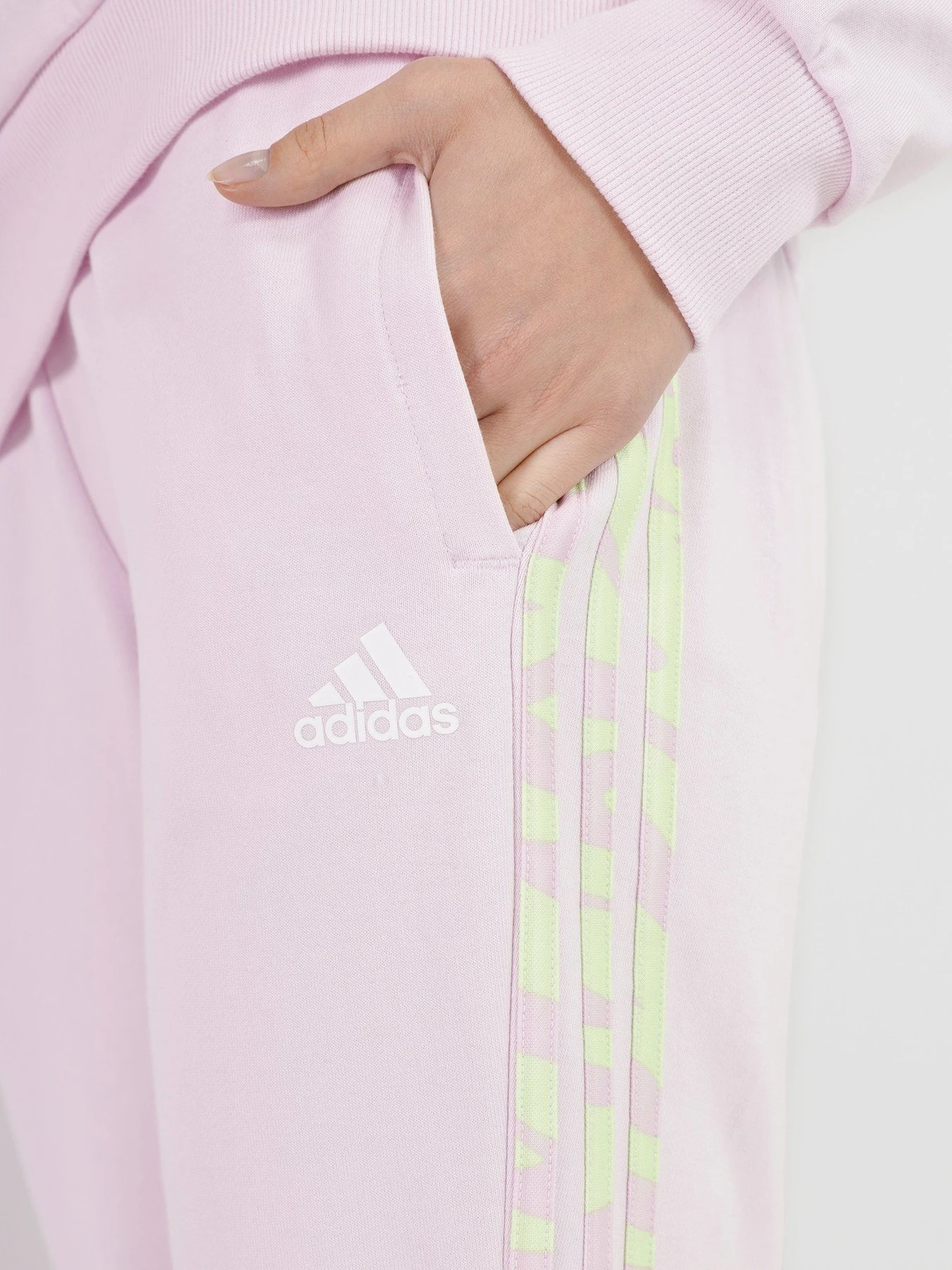 Брюки Adidas Tiger Print Sportswear модель HF4632 Фото