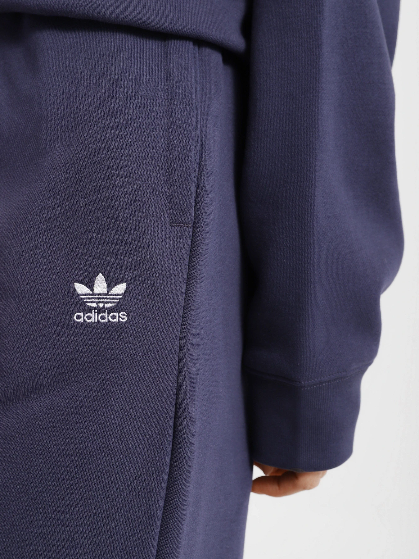 Брюки Adidas Adicolor Essentials Fleece модель HF7514 Брюки Adidas Adicolor Essentials Fleece модель HF7514 Фото