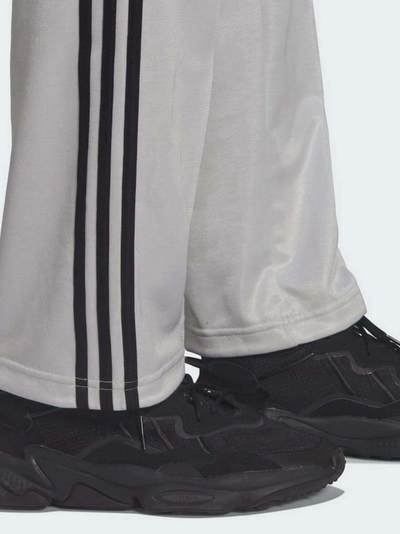 Брюки Adidas Adicolor Classics модель HF7529 Брюки Adidas Adicolor Classics модель HF7529 Фото