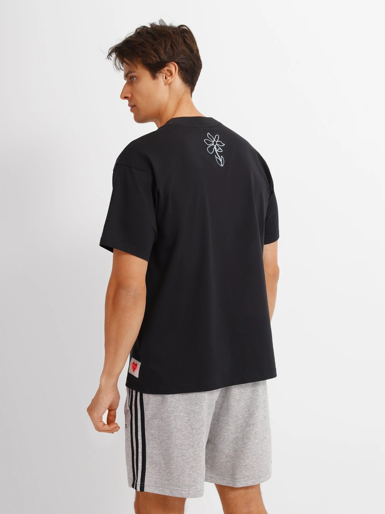 Футболки и поло Adidas V-Day Originals модель HI6015 Футболки и поло Adidas V-Day Originals модель HI6015 Фото