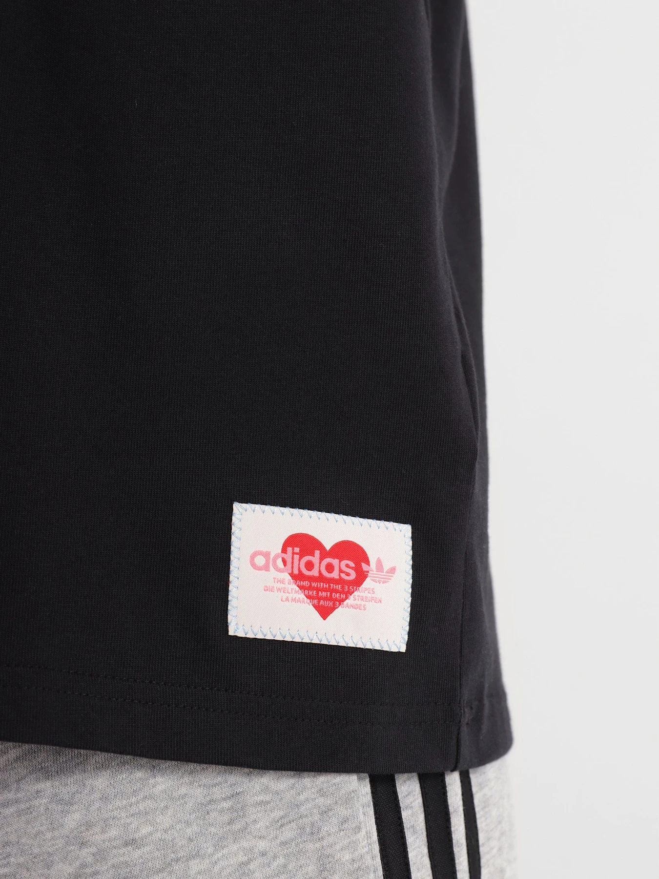 Футболки и поло Adidas V-Day Originals модель HI6015 Футболки и поло Adidas V-Day Originals модель HI6015 Фото