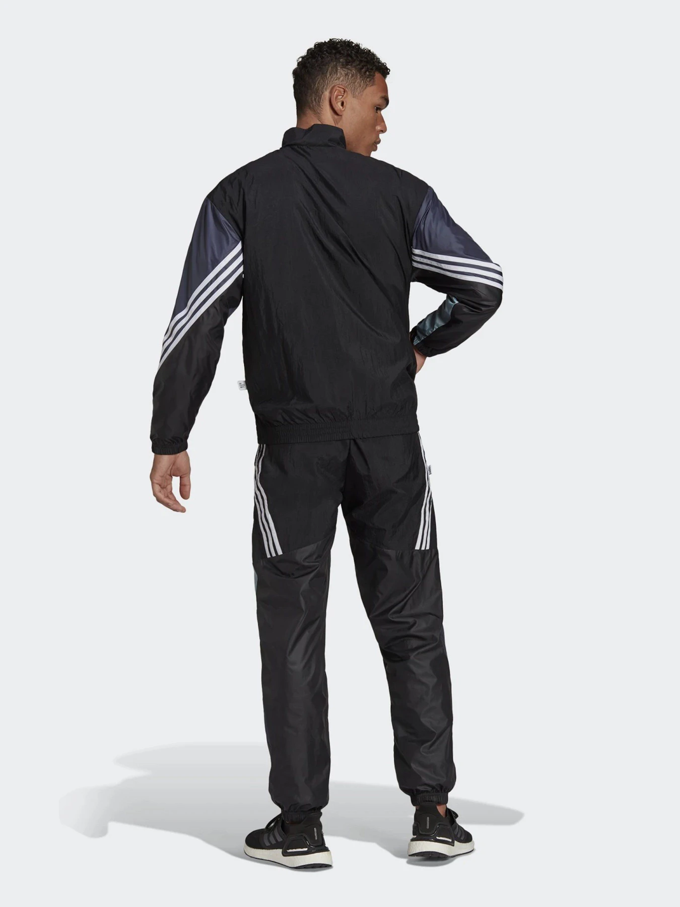 Костюмы Adidas Future Retro Sportswear модель HE2230 Костюмы Adidas Future Retro Sportswear модель HE2230 Фото