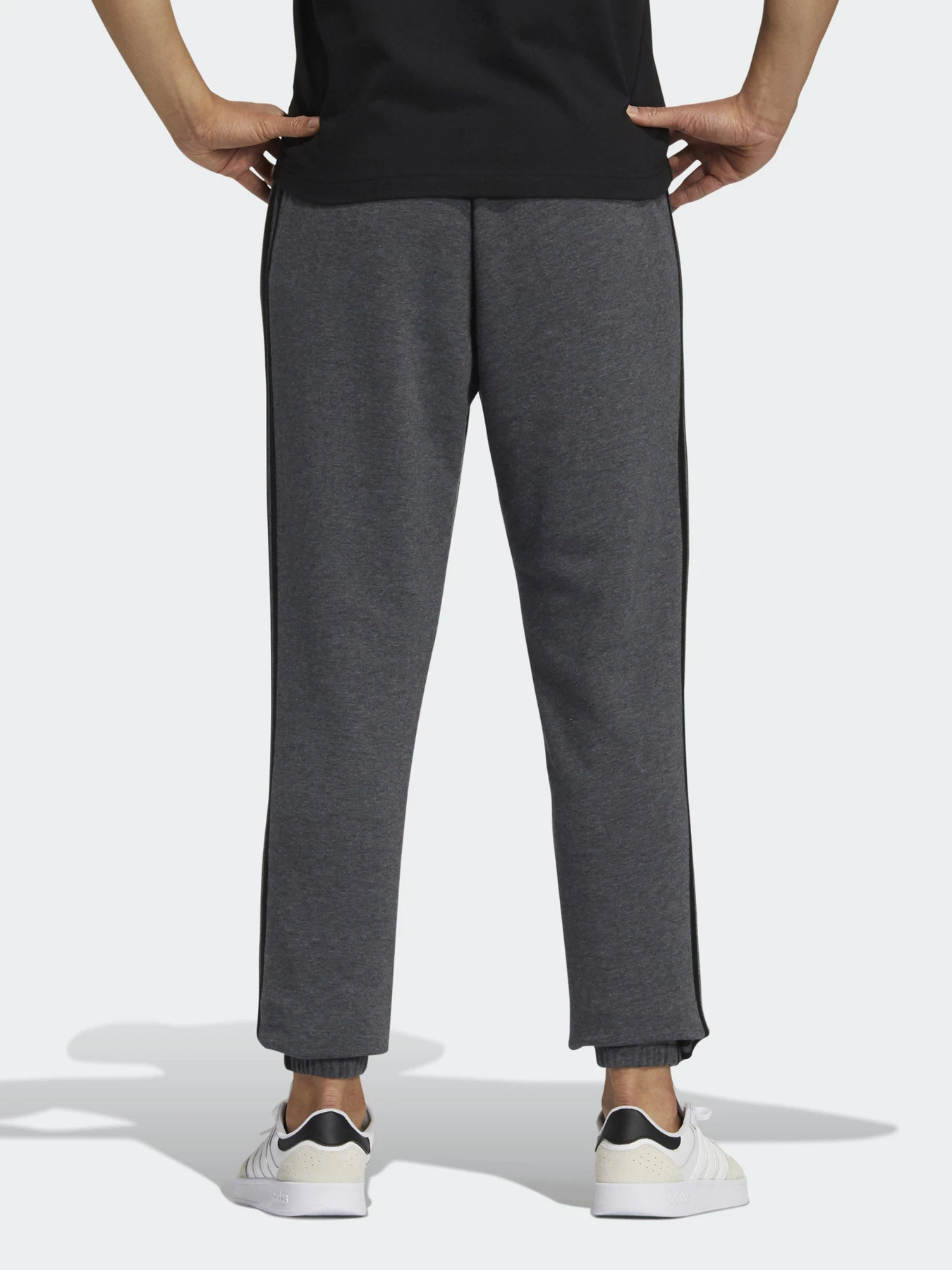 Брюки Adidas ESSENTIALS FLEECE TAPERED ELASTIC CUFF 3-STRIPES модель GK8891 Фото