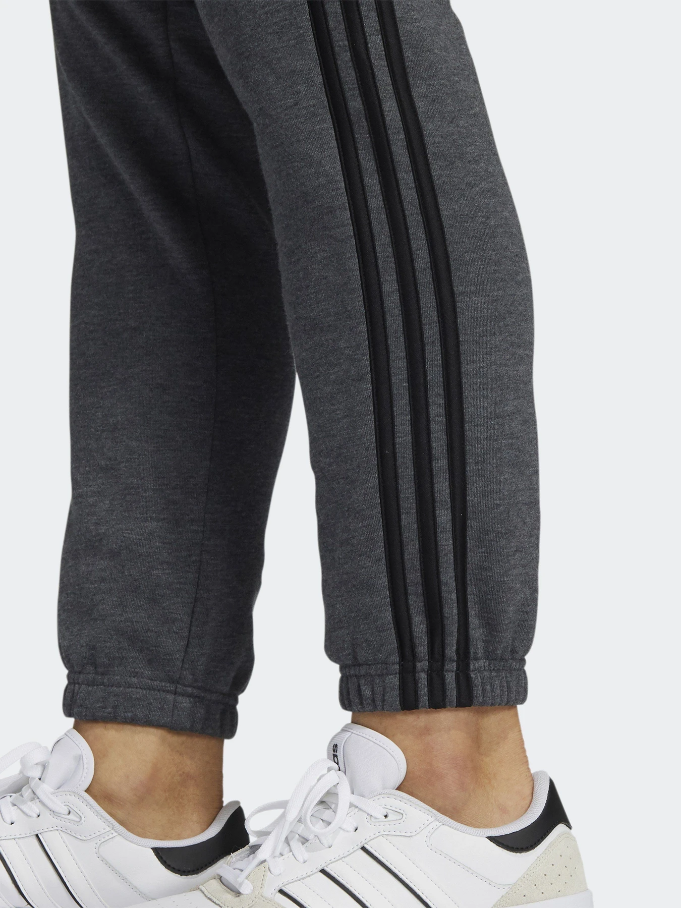 Брюки Adidas ESSENTIALS FLEECE TAPERED ELASTIC CUFF 3-STRIPES модель GK8891 Фото