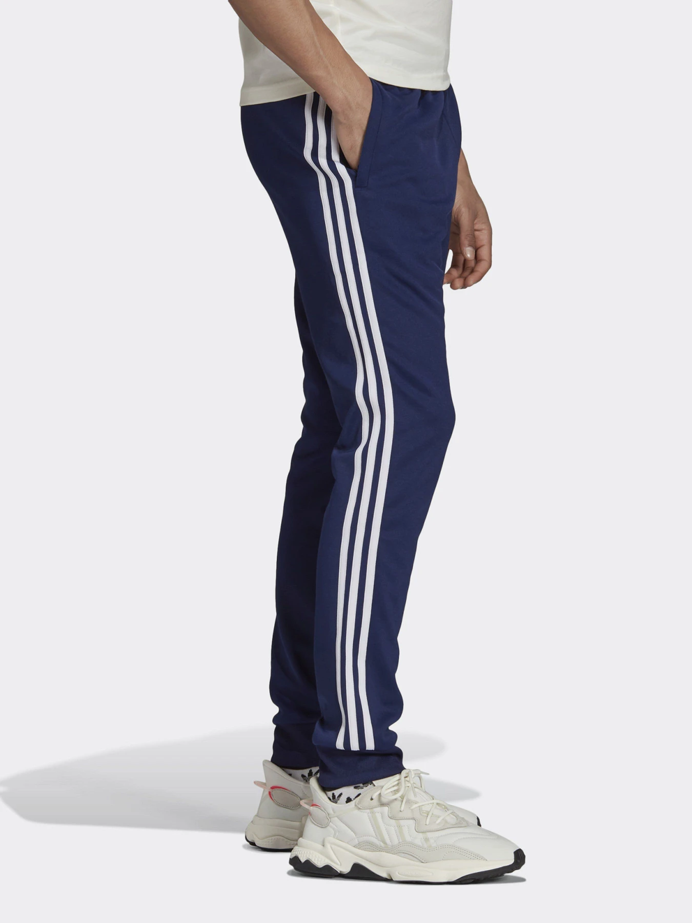 Брюки Adidas Adicolor Classics Primeblue Sst модель H06714 Фото