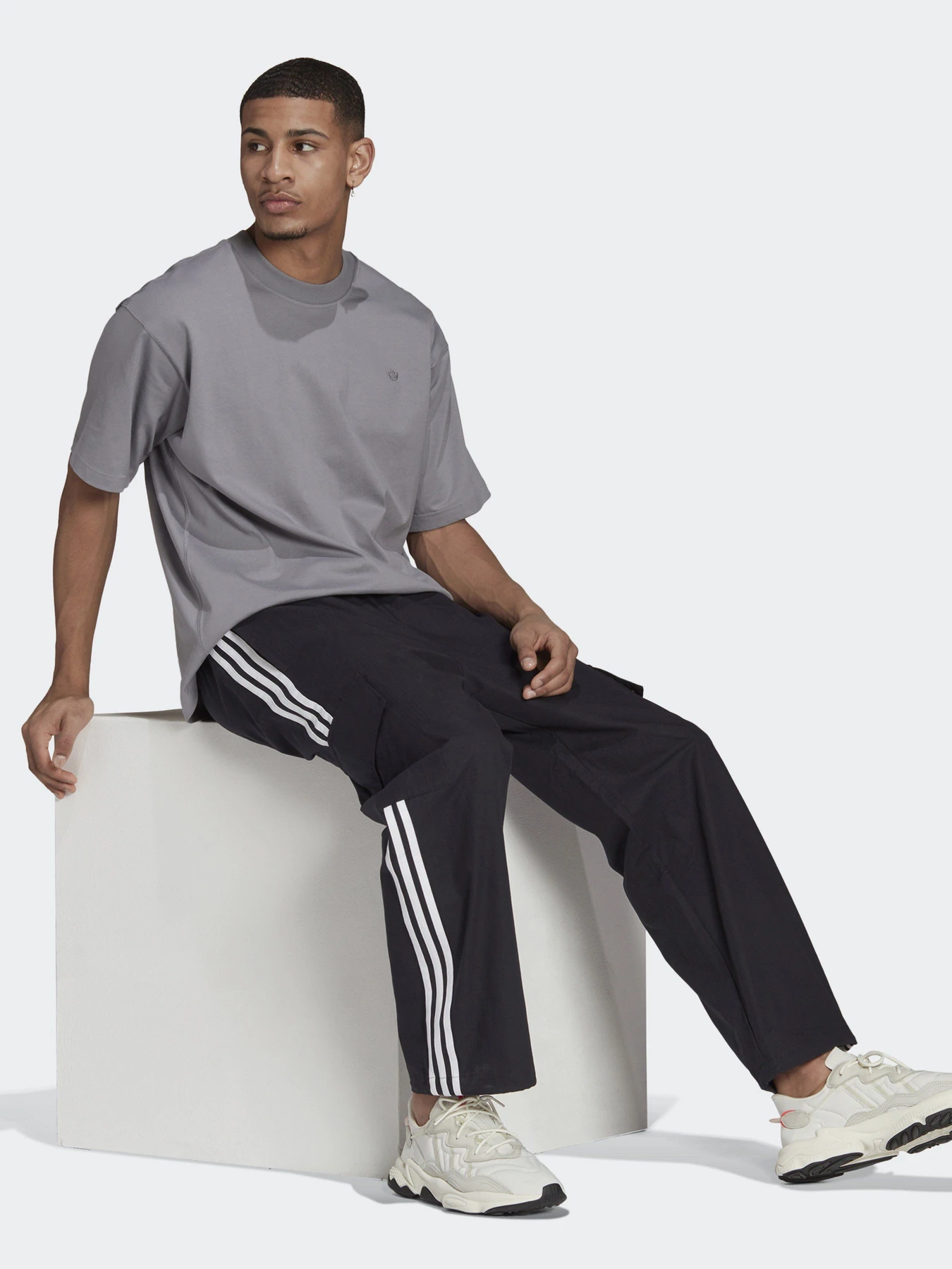 Брюки Adidas Adicolor Classics 3-Stripes модель H09117 Брюки Adidas Adicolor Classics 3-Stripes модель H09117 Фото