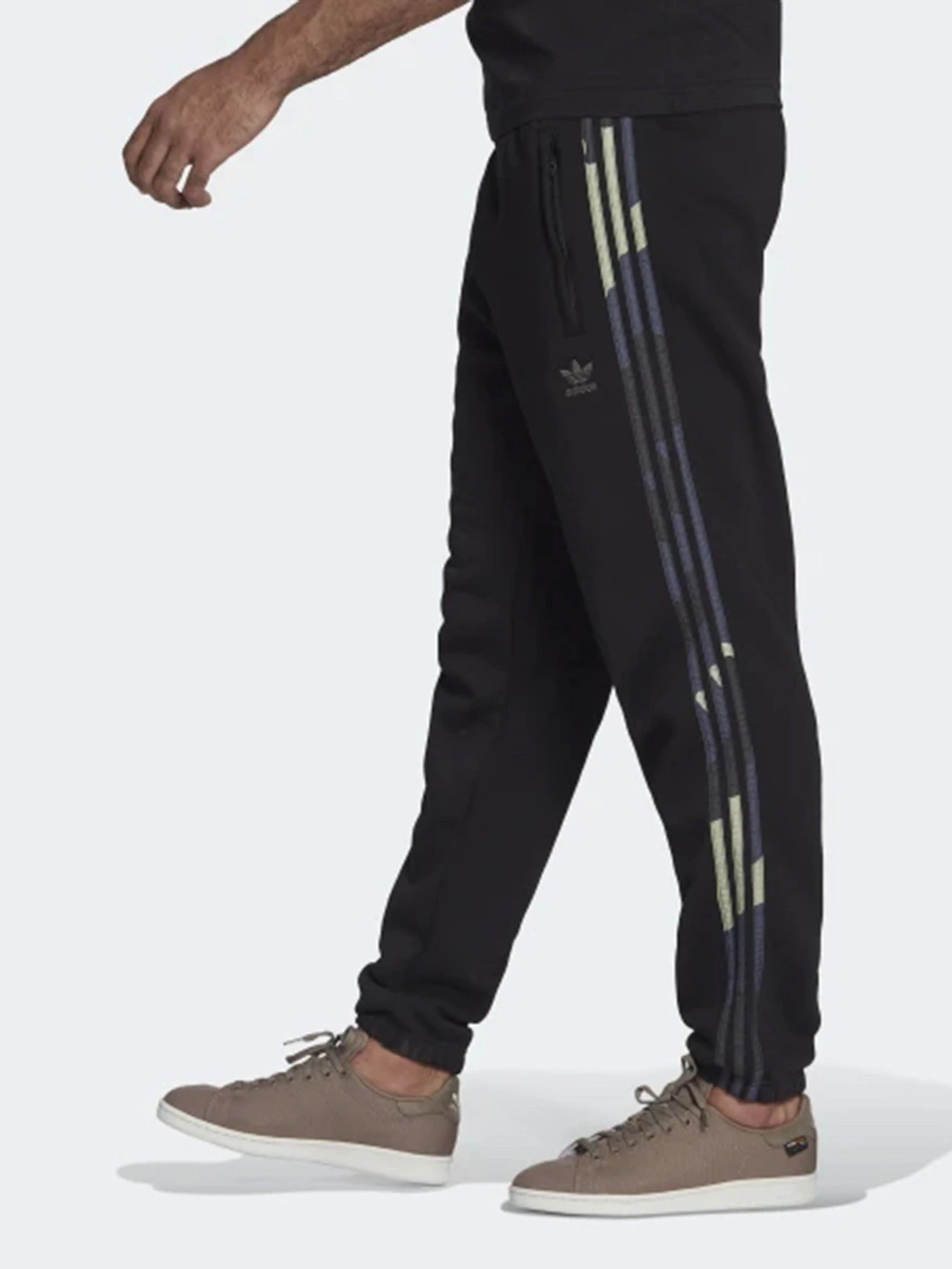 Брюки Adidas Graphics Camo модель HF4878 Фото